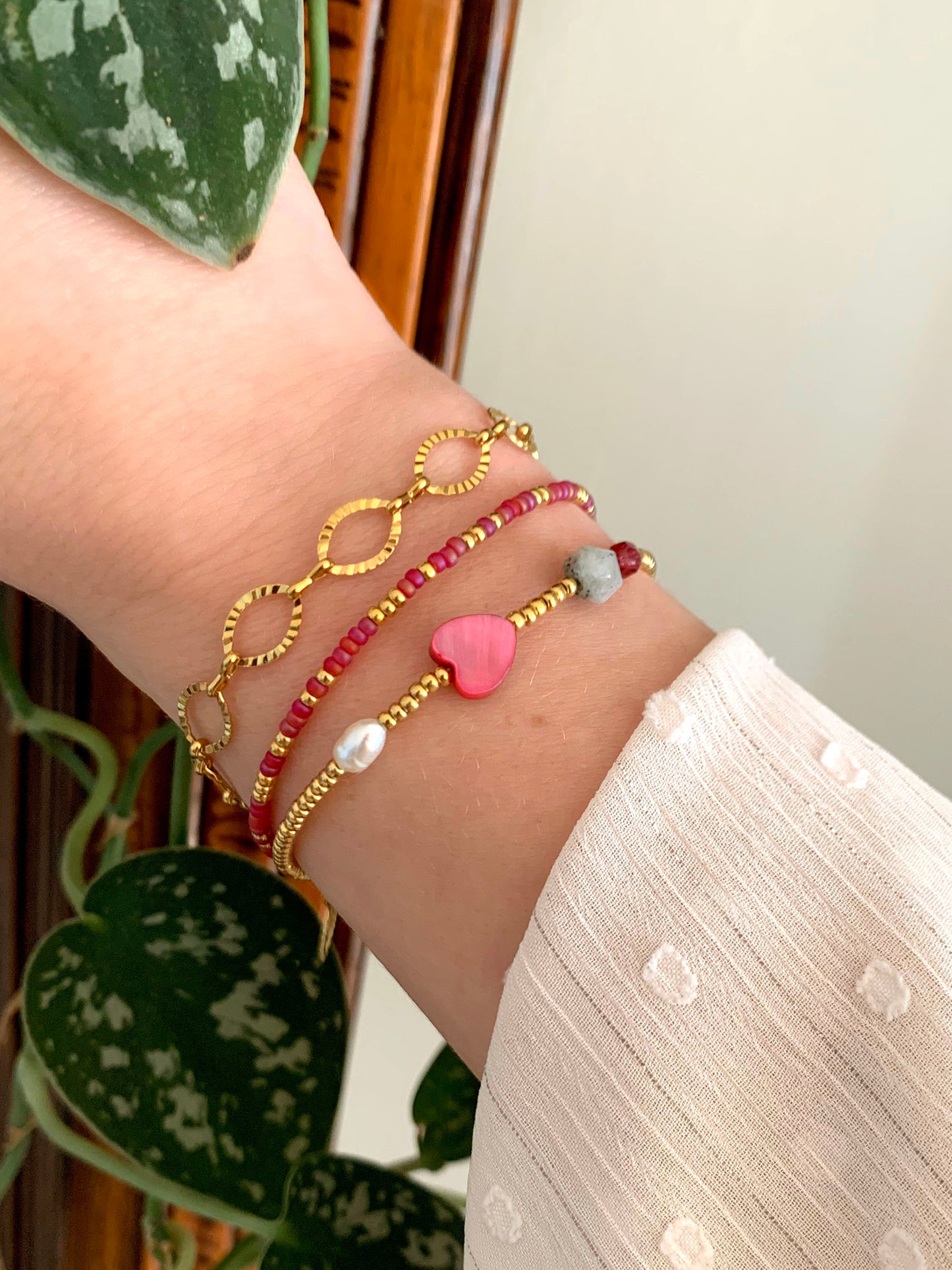 Gouden armband met roze hartje
