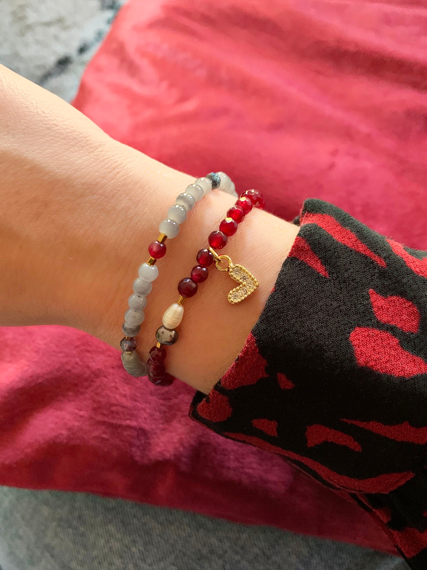 Armband Red Chalcedony | Rode kralen armband met parels en hartje