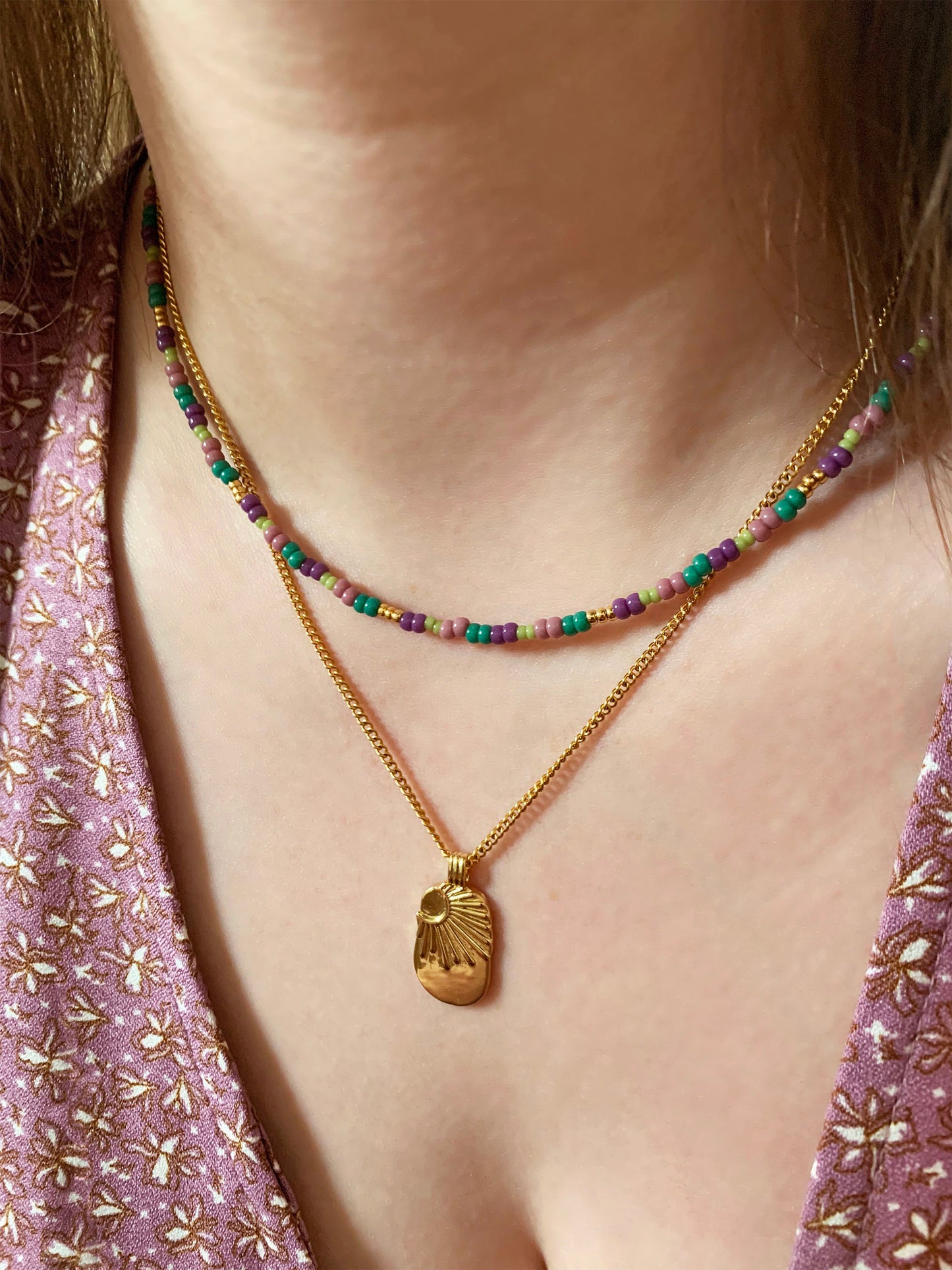 Ketting met paarse en groene kralen