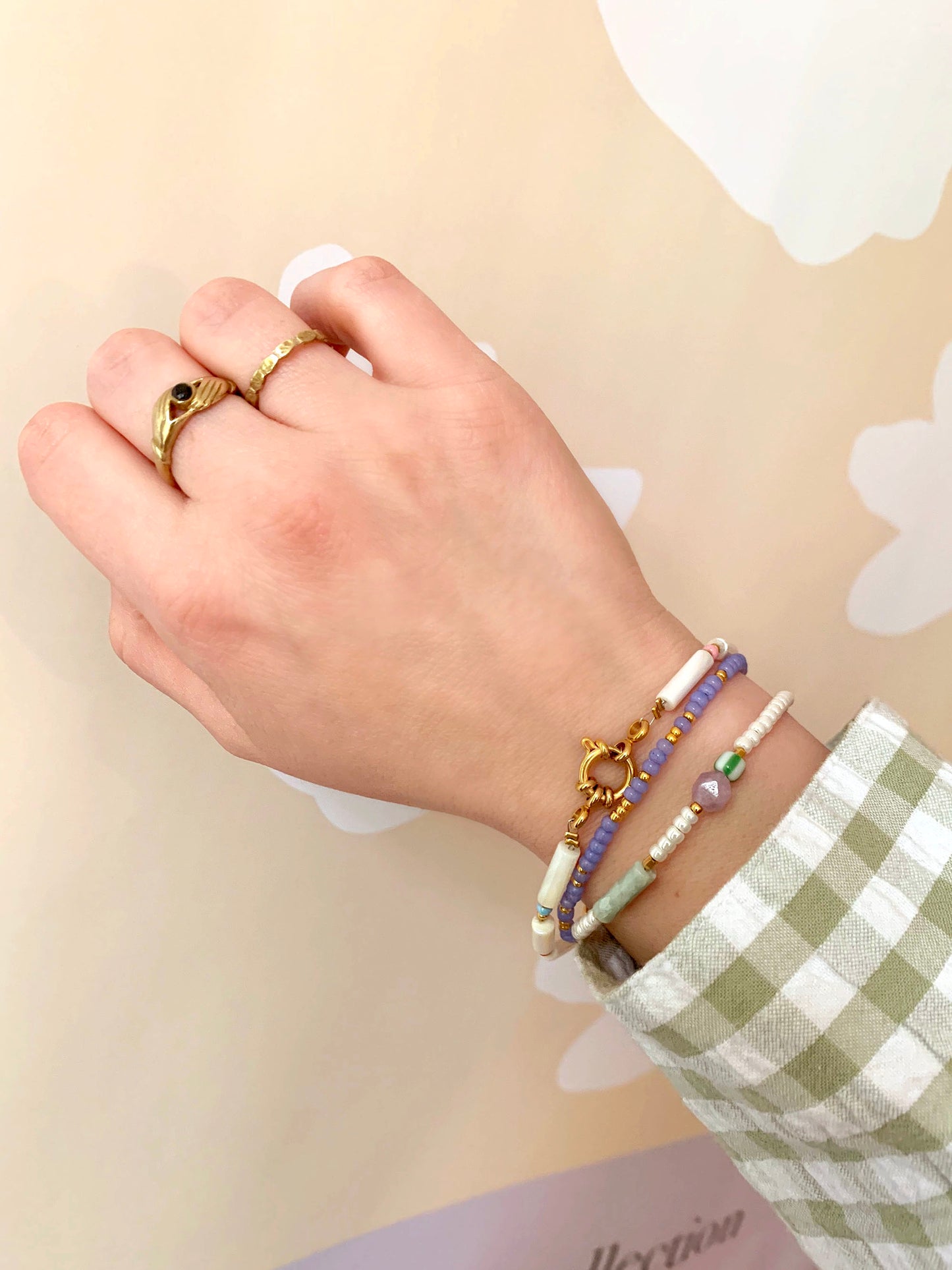 Armband Madeira | Witte armband met groene en paarse steentjes