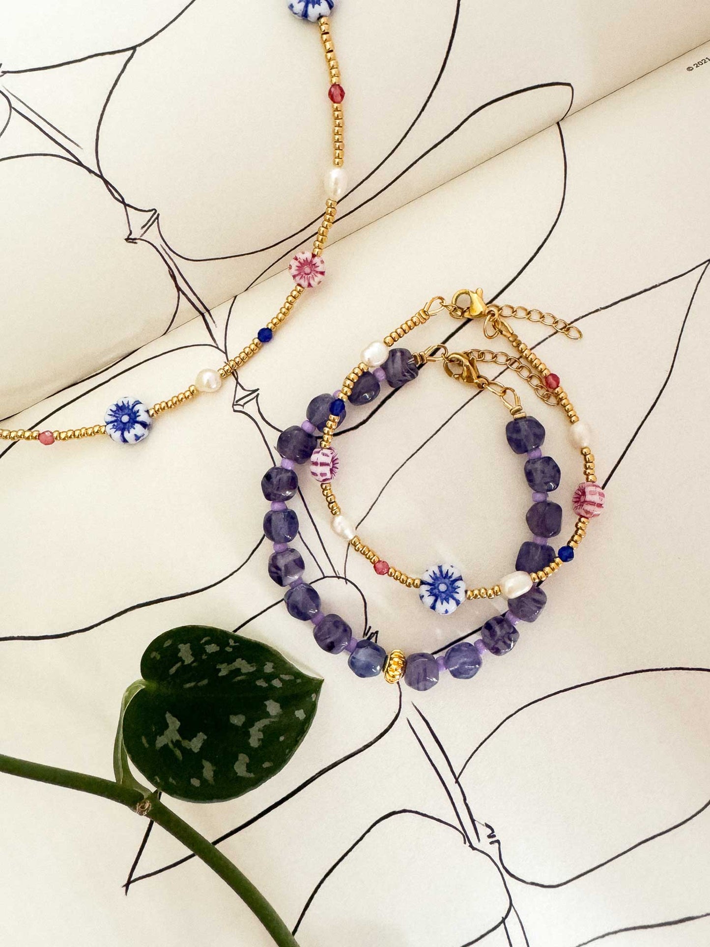 Paarse armband met vintage kralen en bloemen armband