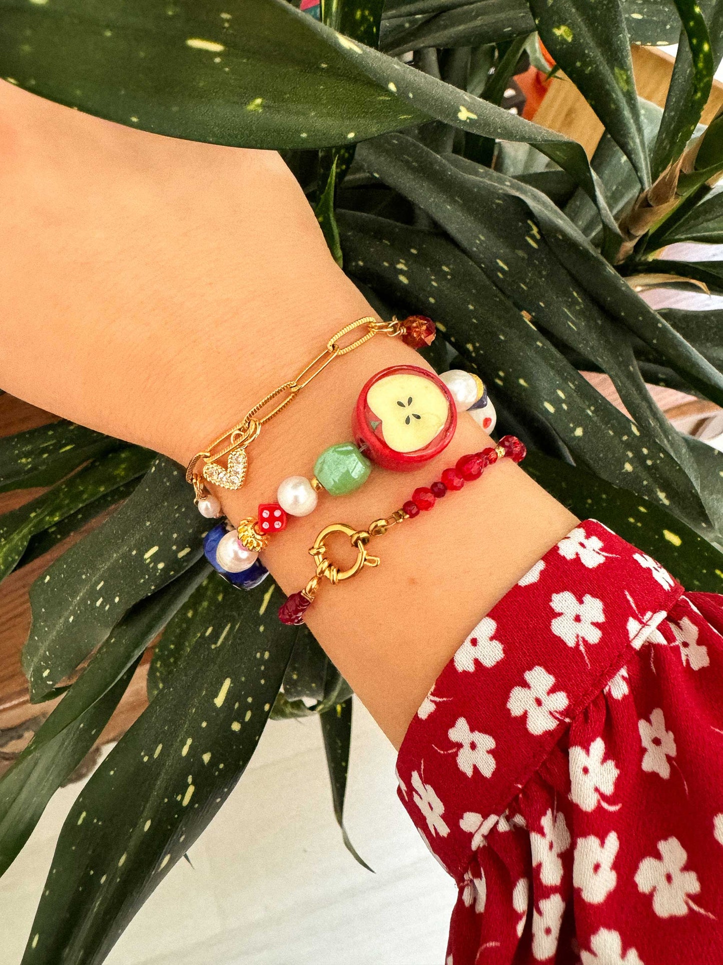 Bedel armband met parels, hartje en rode steentjes