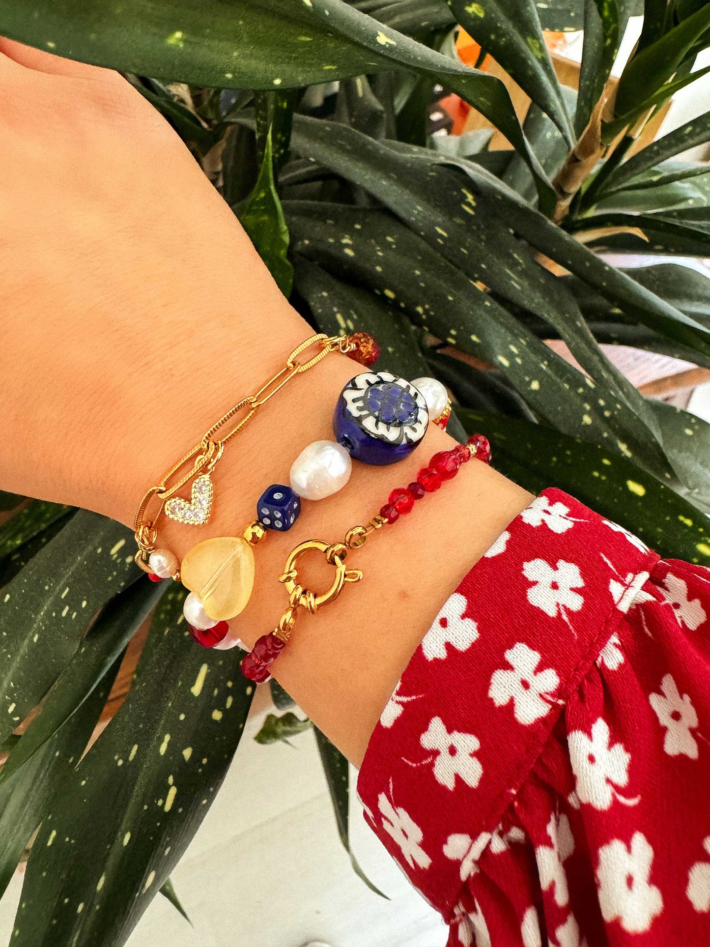 Statement armband met opvallende kralen appel hartje bloem