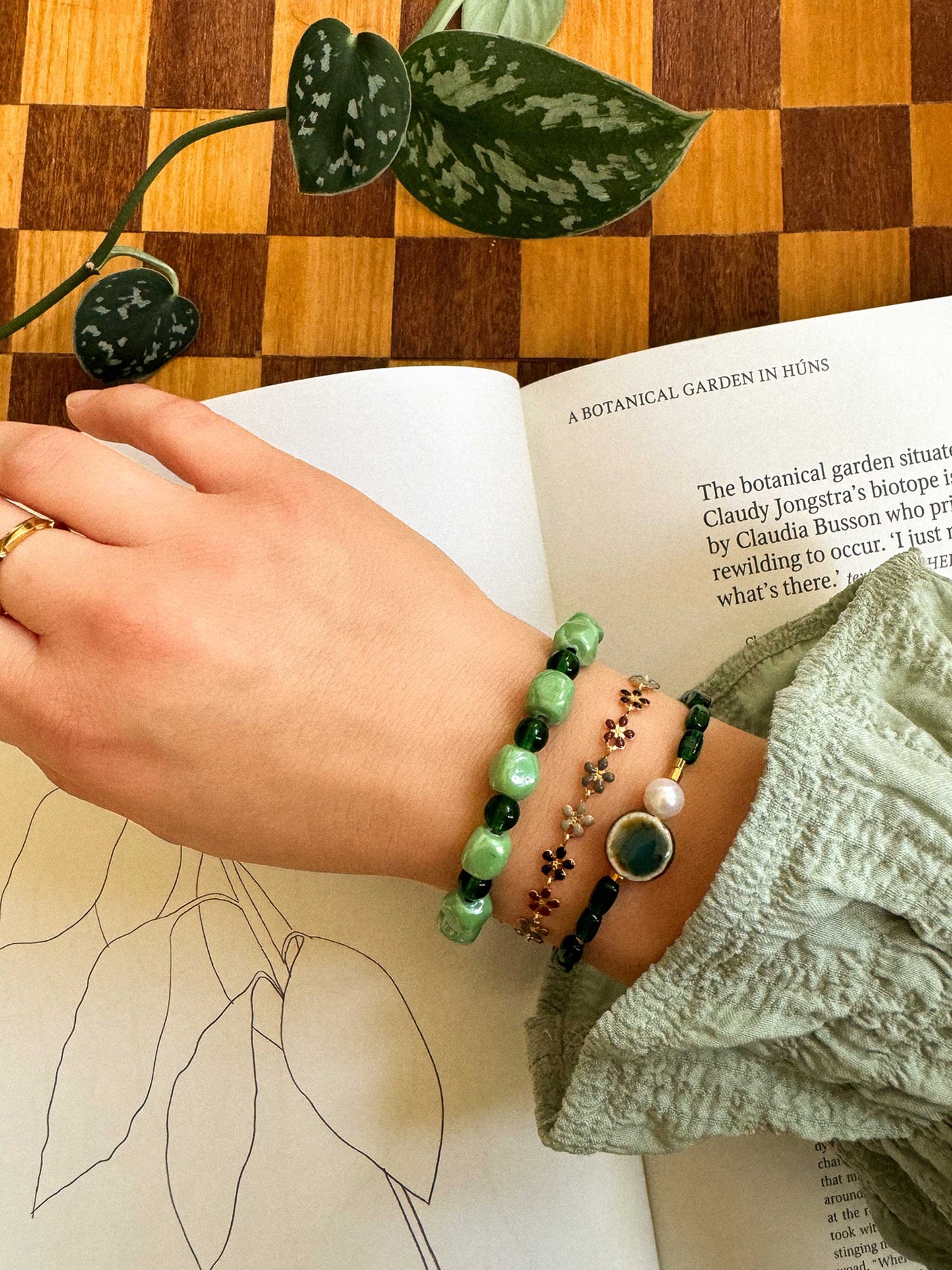 Gouden schakel armband met bloemetjes bruin en grijs