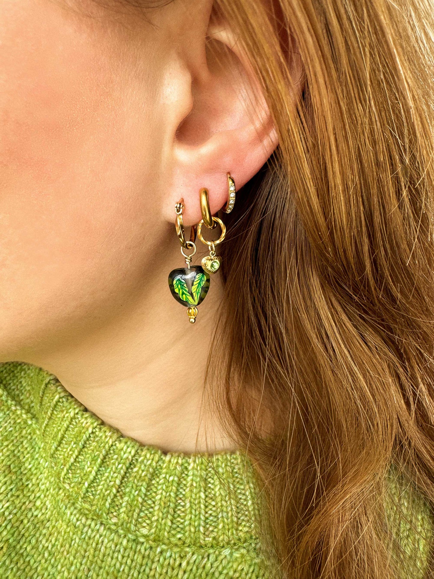 Gouden oorringen met hartje en groen steentje