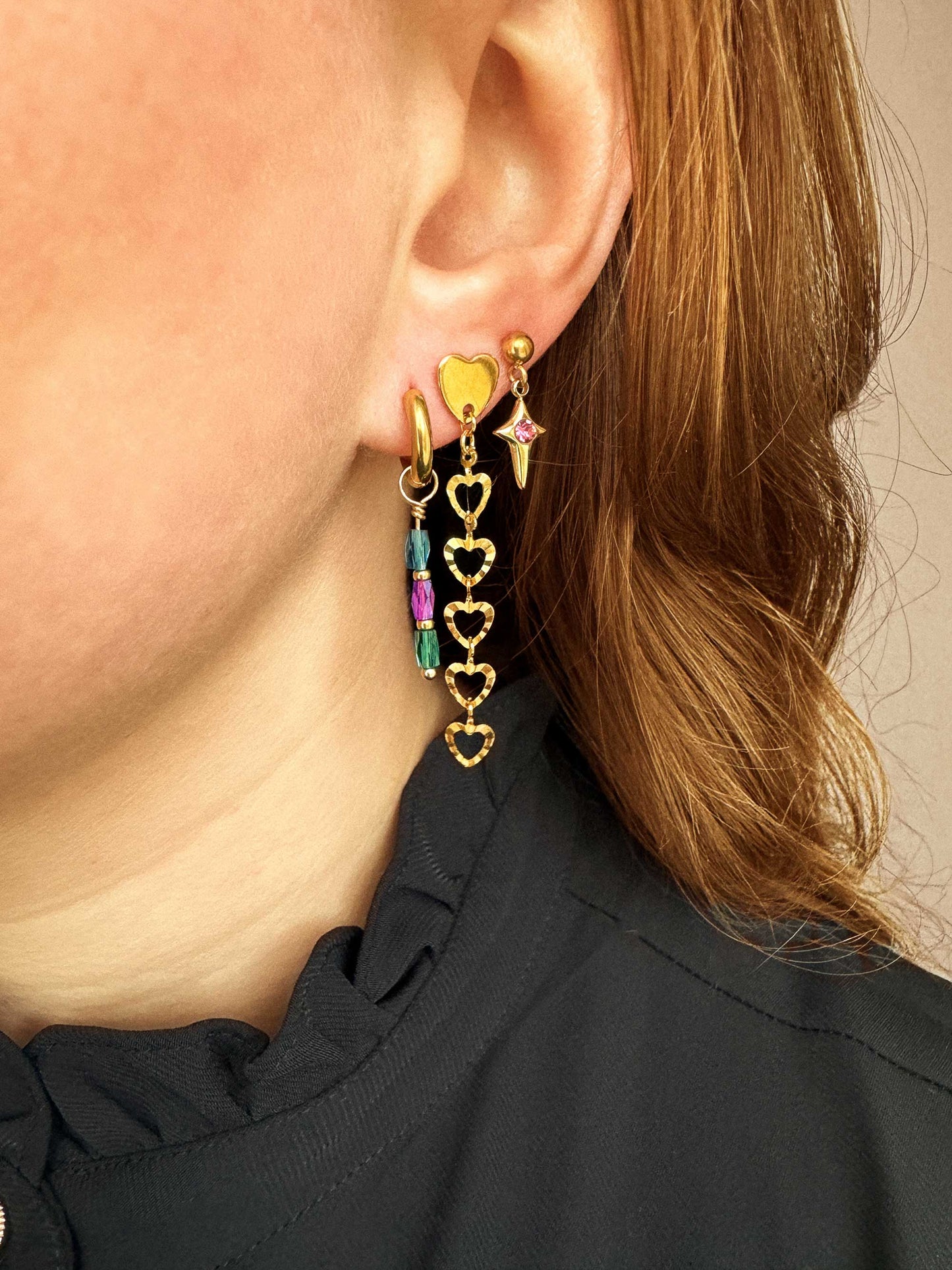 Gouden oorringen met drie multikleur kralen in blauw, groen en paars