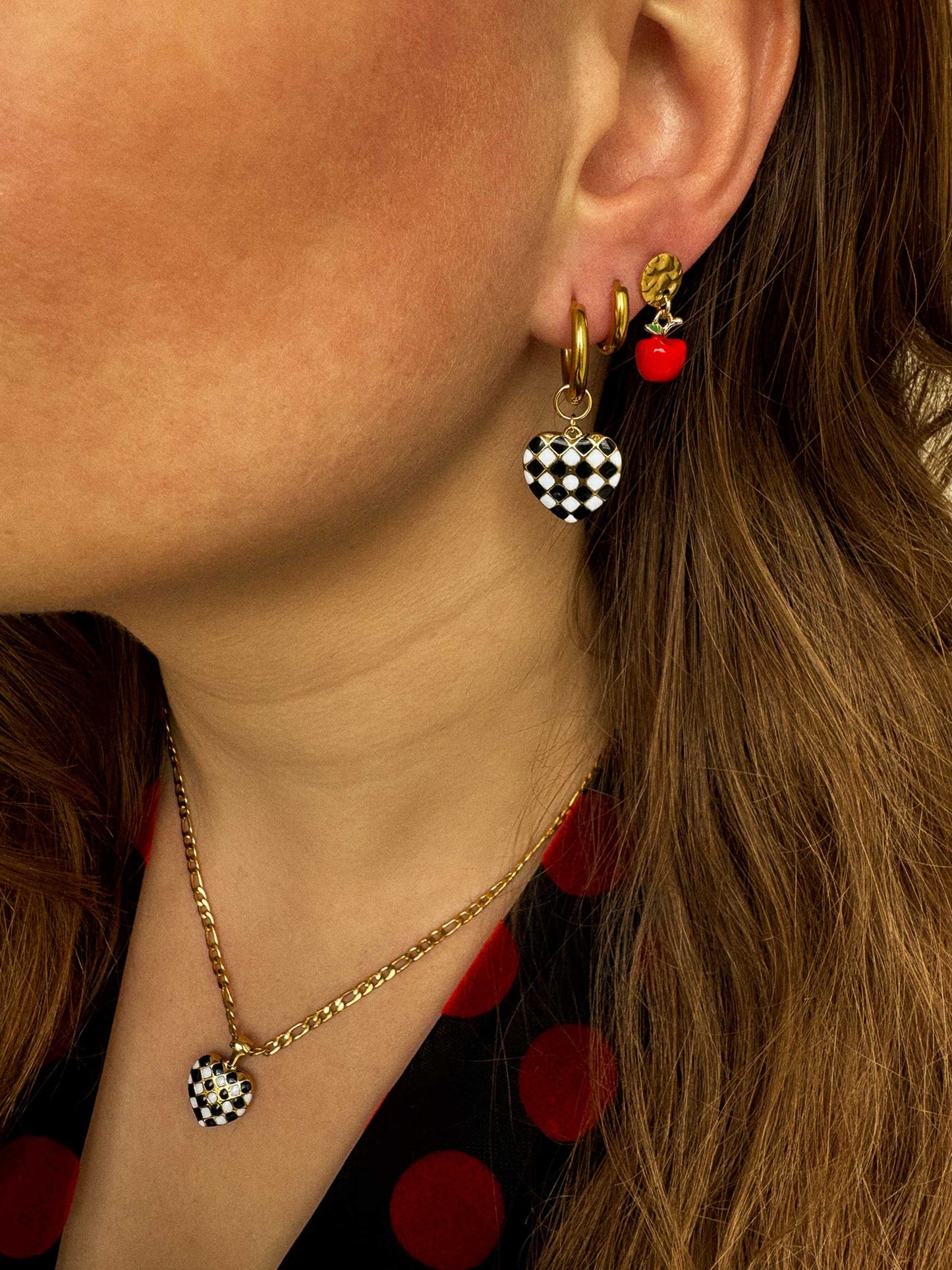 Gouden oorhangers met rode appel bedel