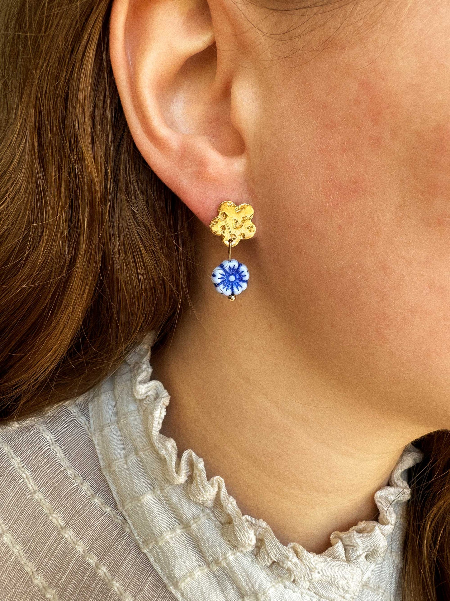 Gouden oorbellen met ketting en bloemen roze en blauw