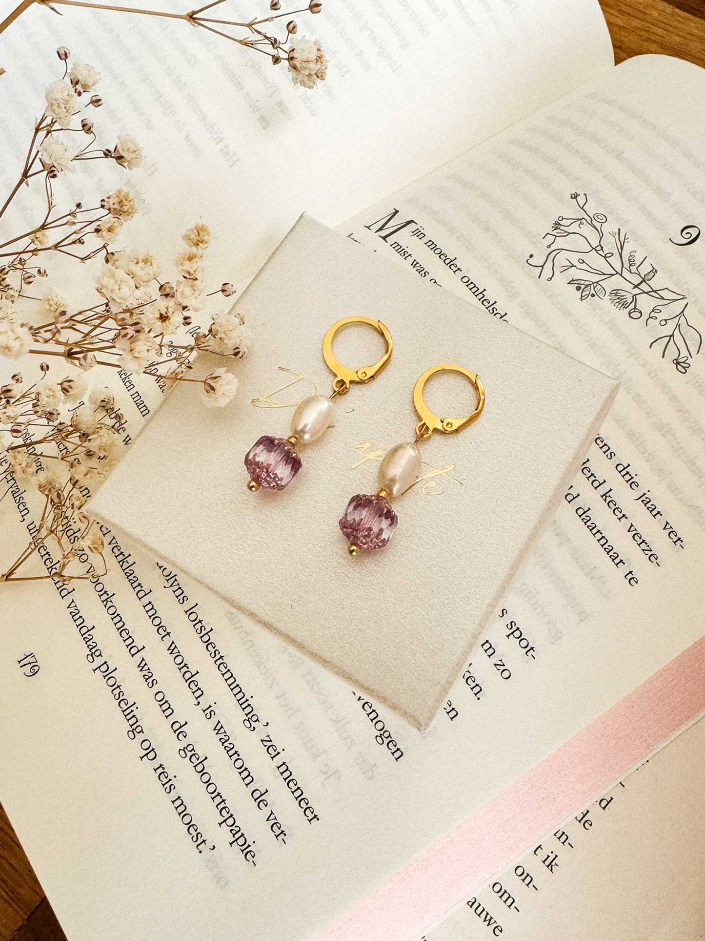 Vintage gouden oorringen met parel en roze kraal