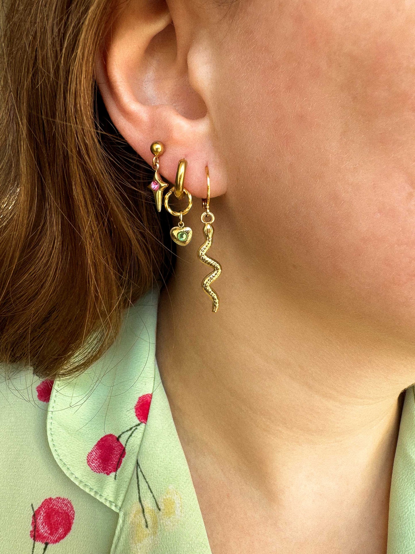 Gouden oorbellen ster met roze steentje