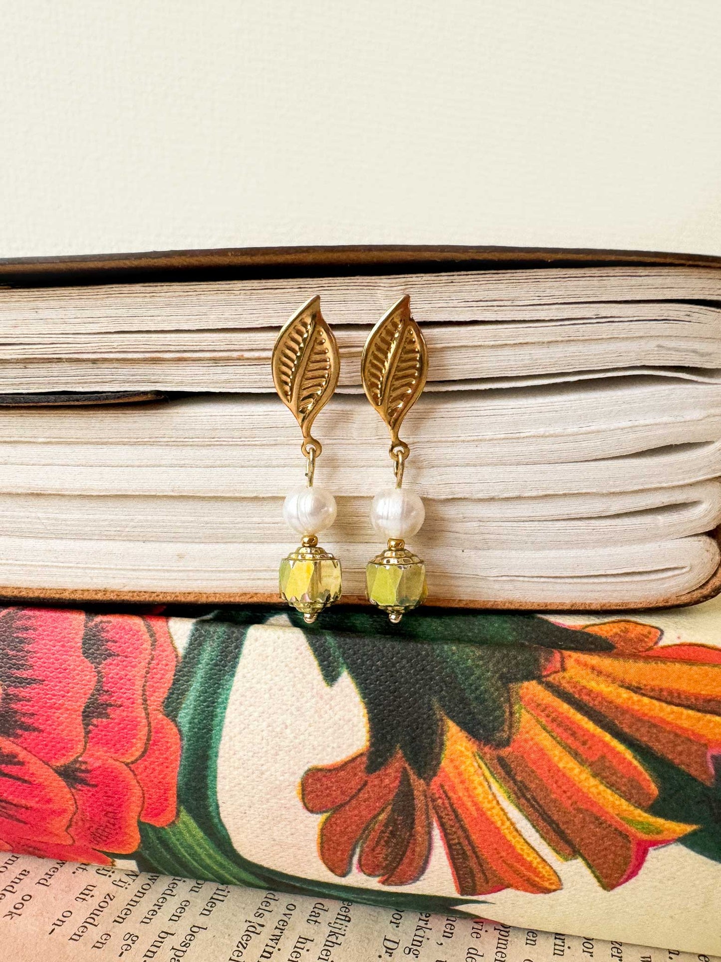 Gouden oorhangers blaadje met groene steen