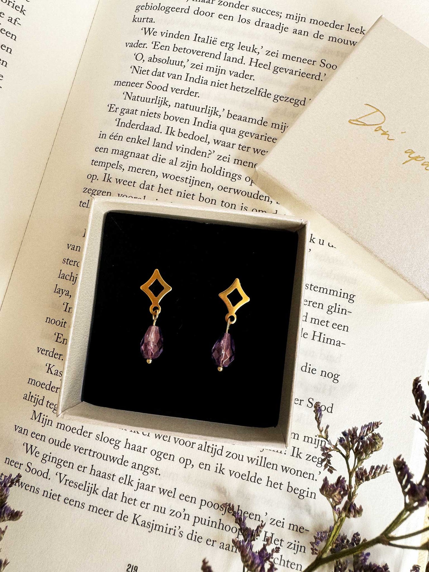 Gouden ruitjes oorbellen met paarse druppel