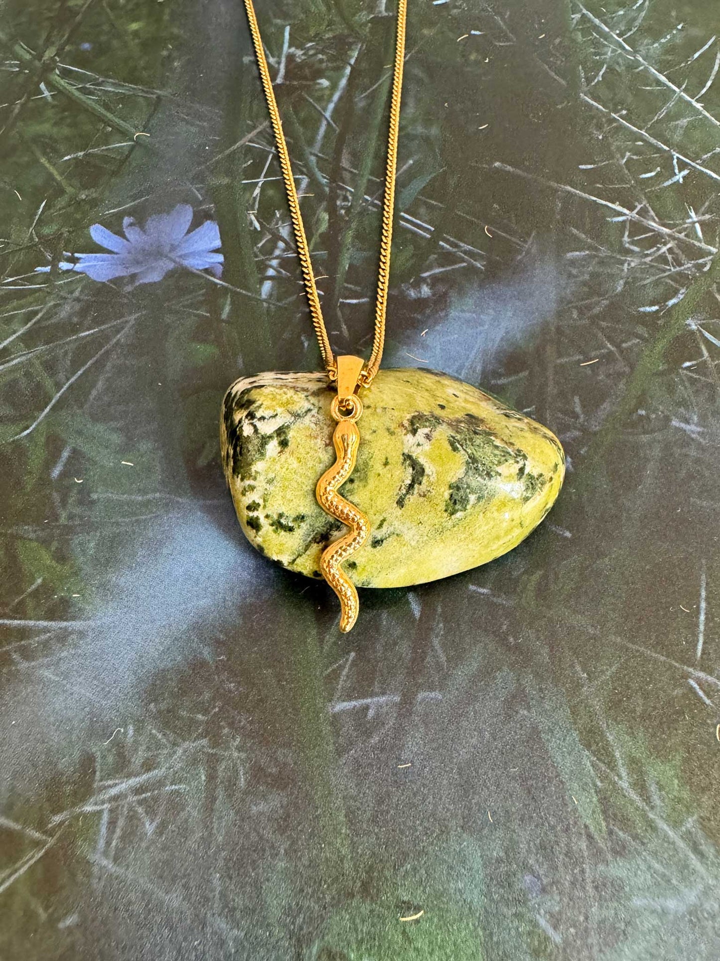 Gouden ketting met bedel slang