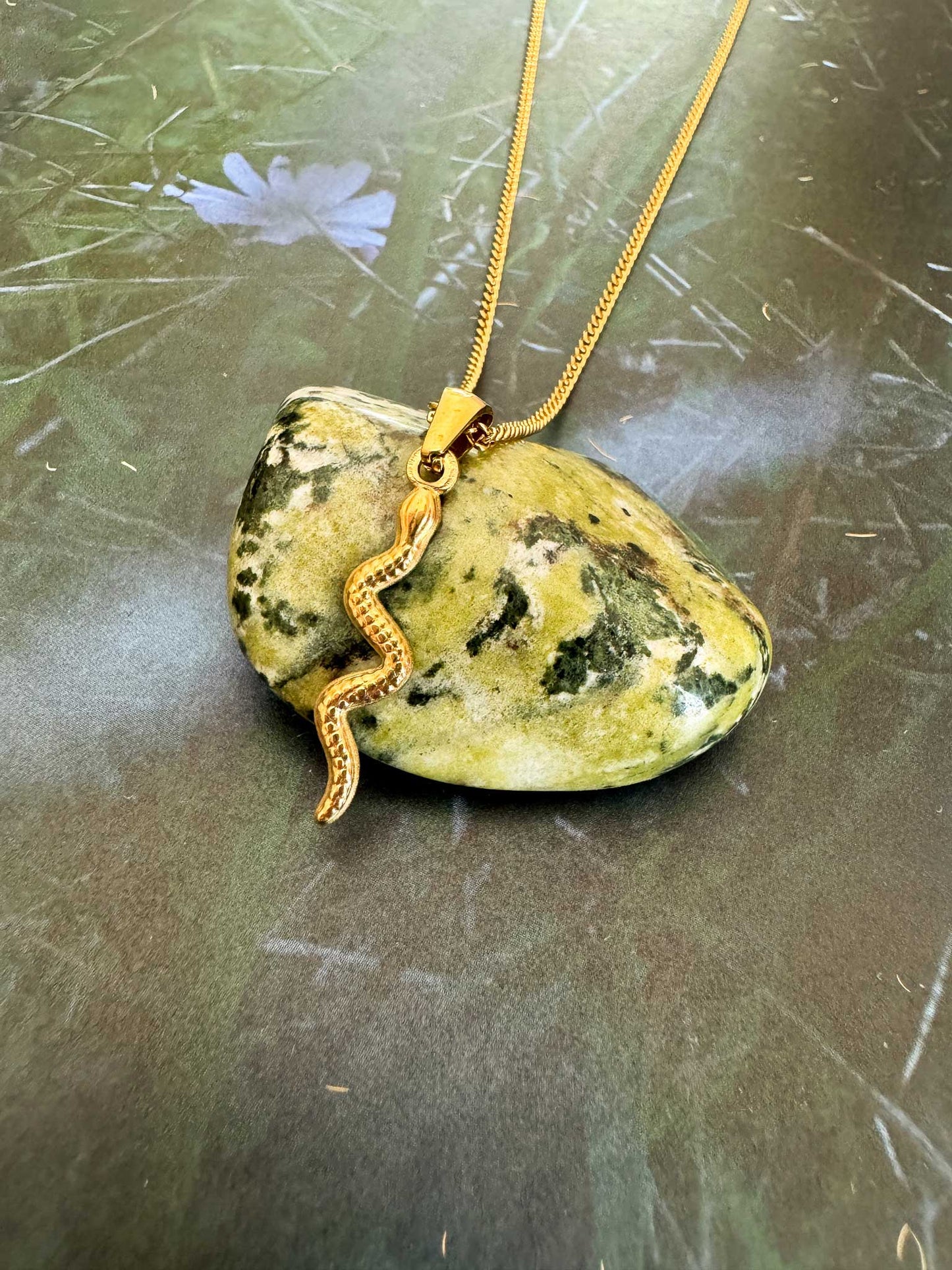 Gouden ketting met bedel slang
