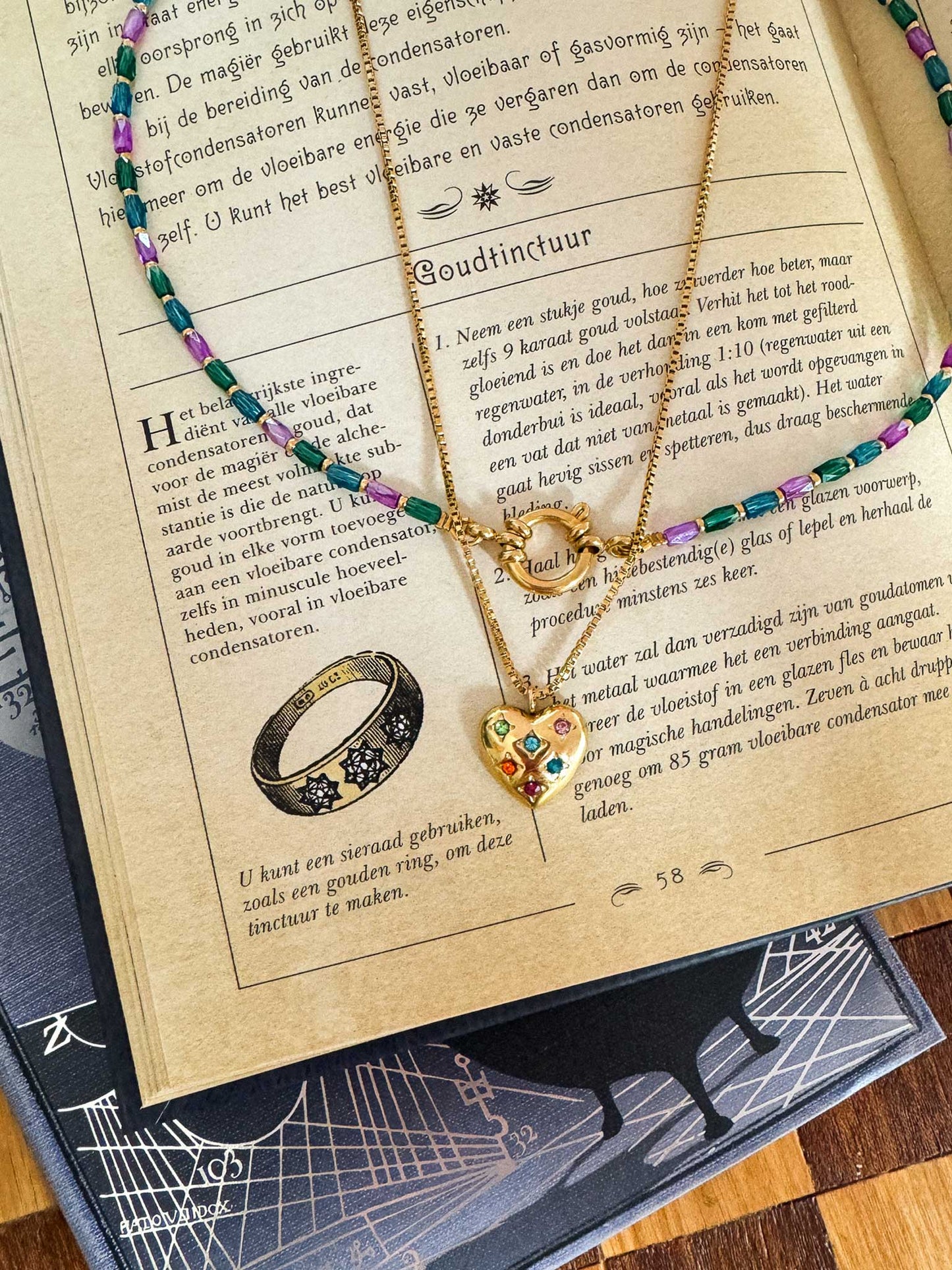 Kralen ketting in groen, paars en blauw met gouden slotje en ketting hart