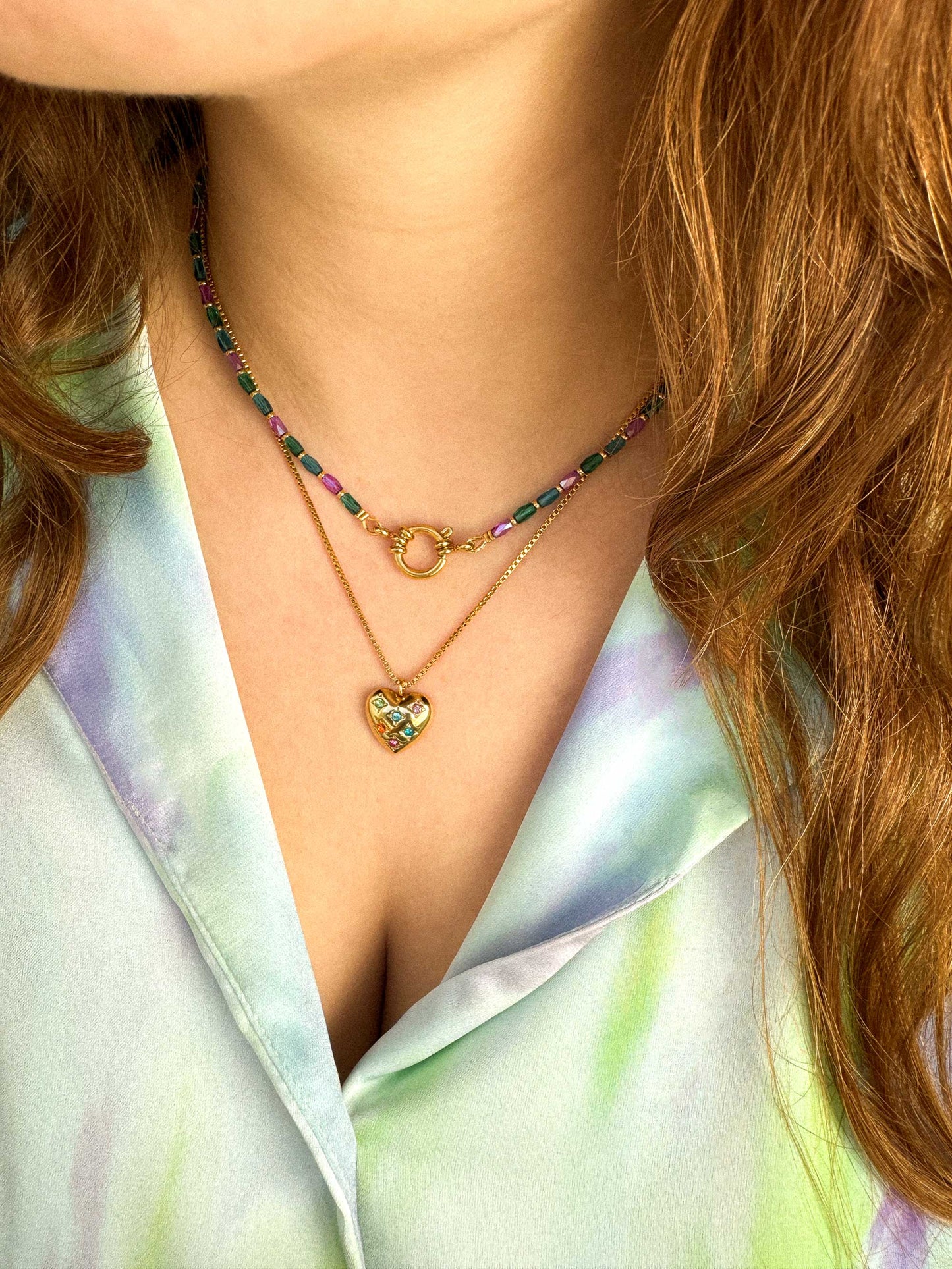 Kralen ketting in groen, paars en blauw met gouden slotje en ketting hart