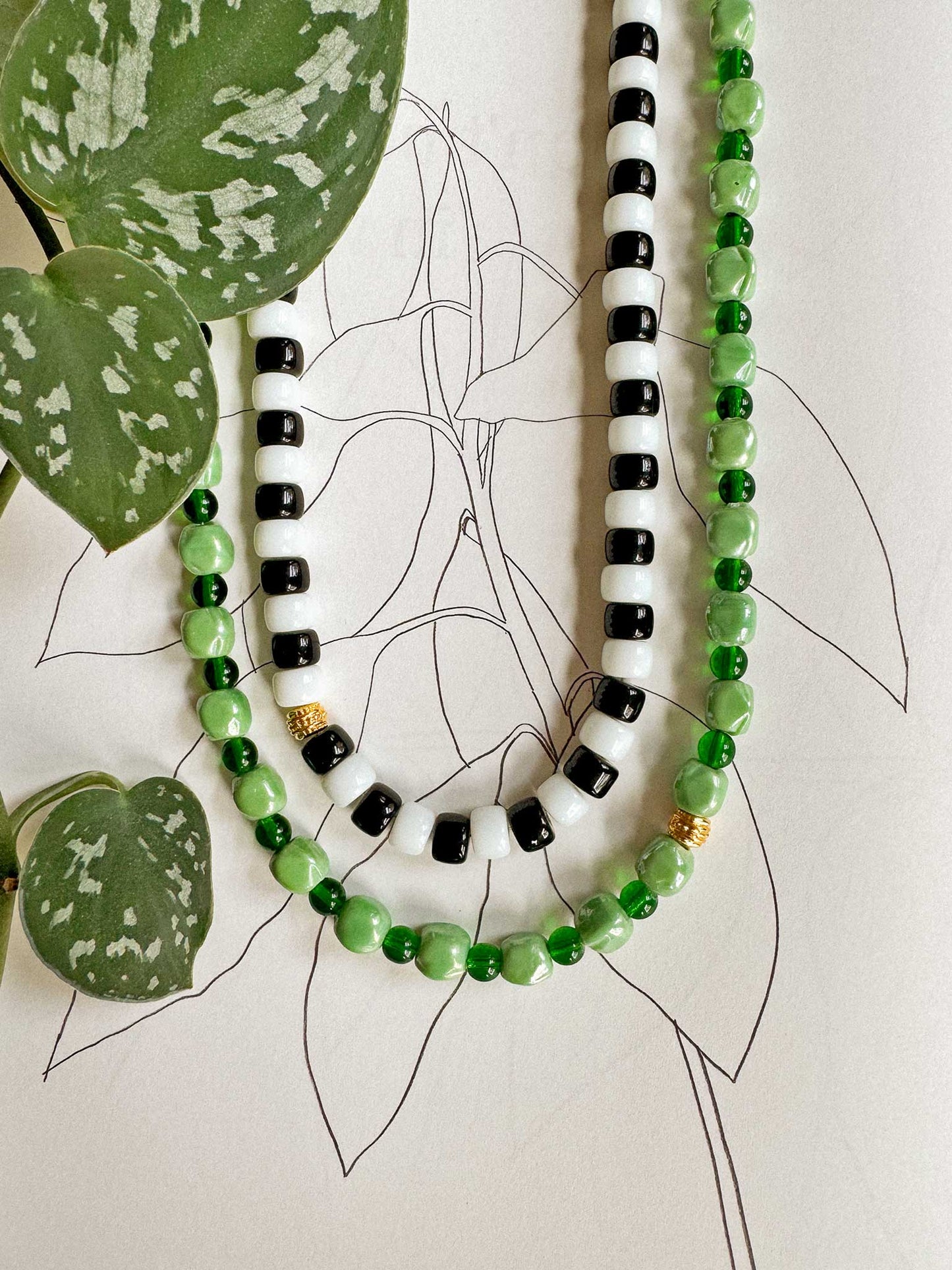 Statement ketting met groene kralen en zwart witte ketting