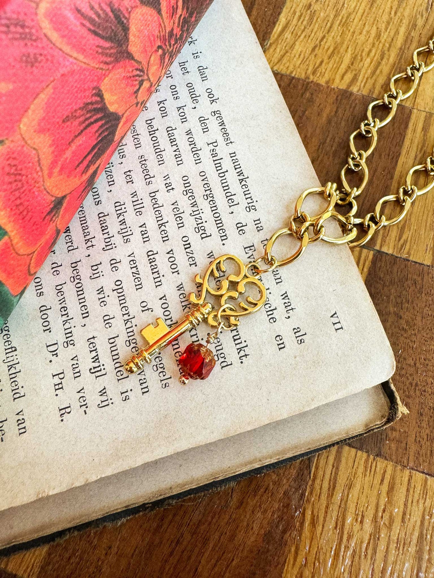 Gouden schakel ketting met bedel sleutel