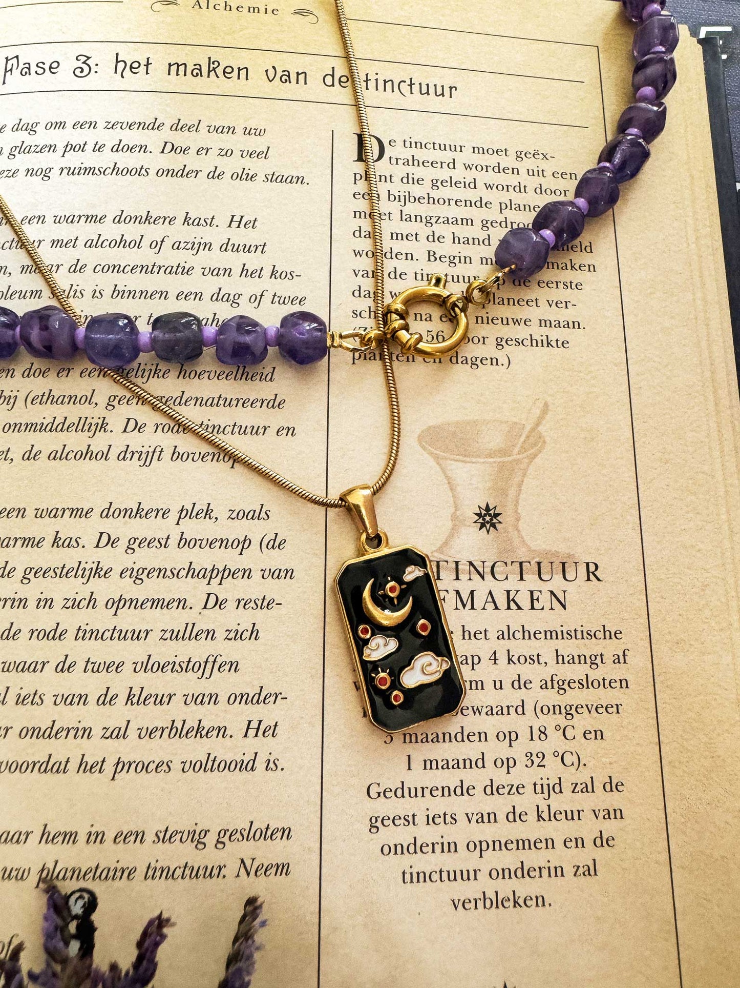 Paarse ketting met vintage kralen met goud slotje