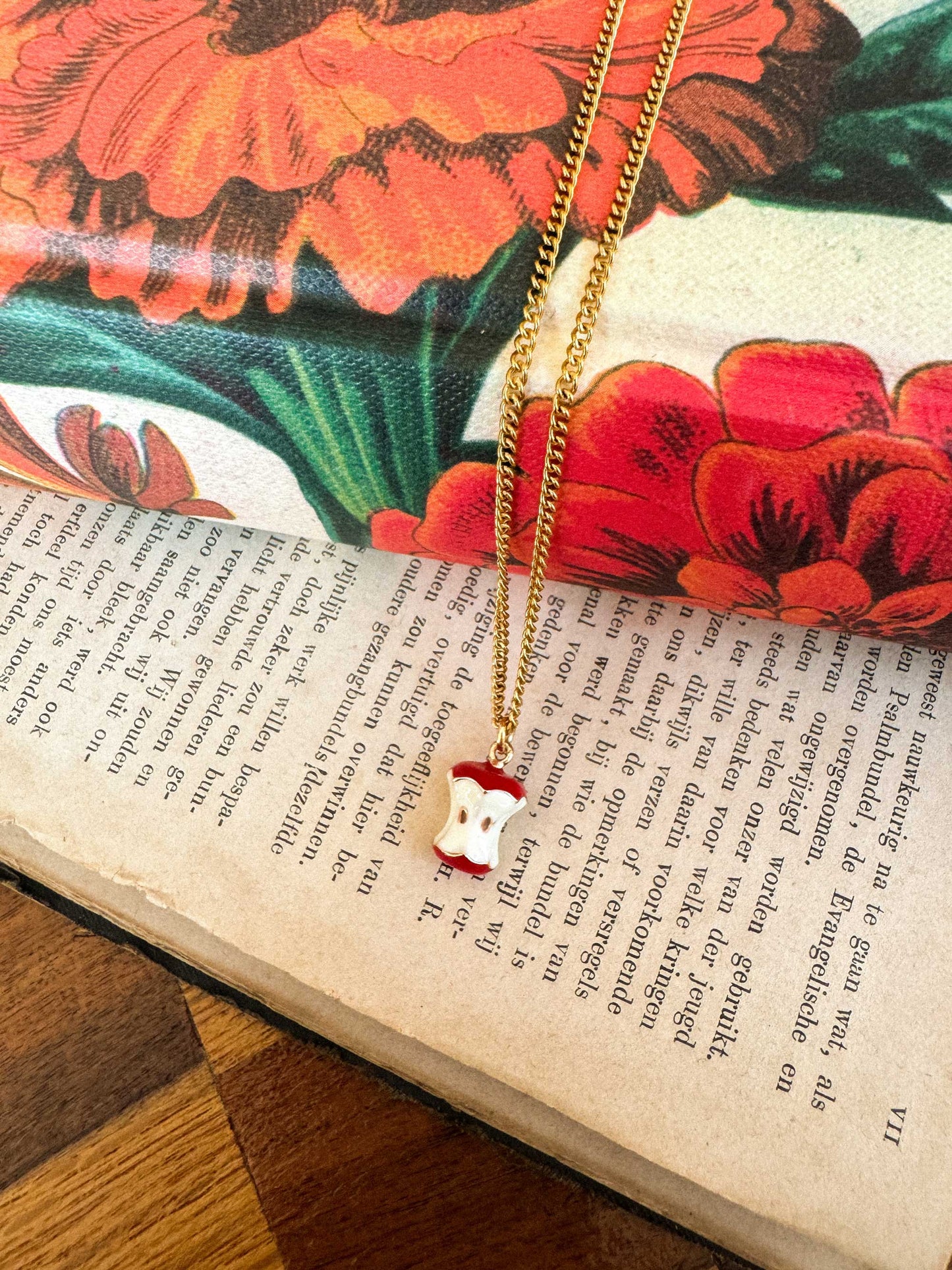 Minimalistische gouden ketting met bedel appel