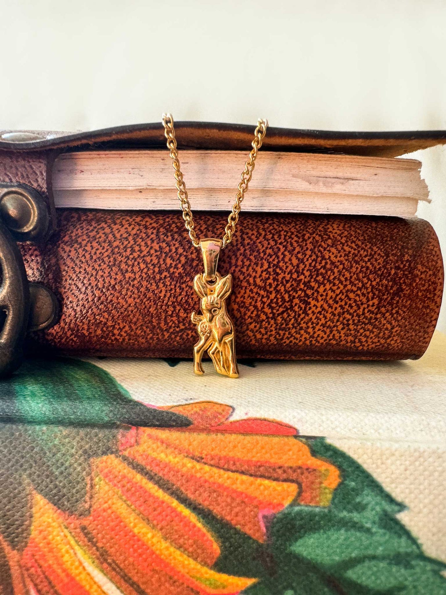 Gouden schakelketting met bedel hert