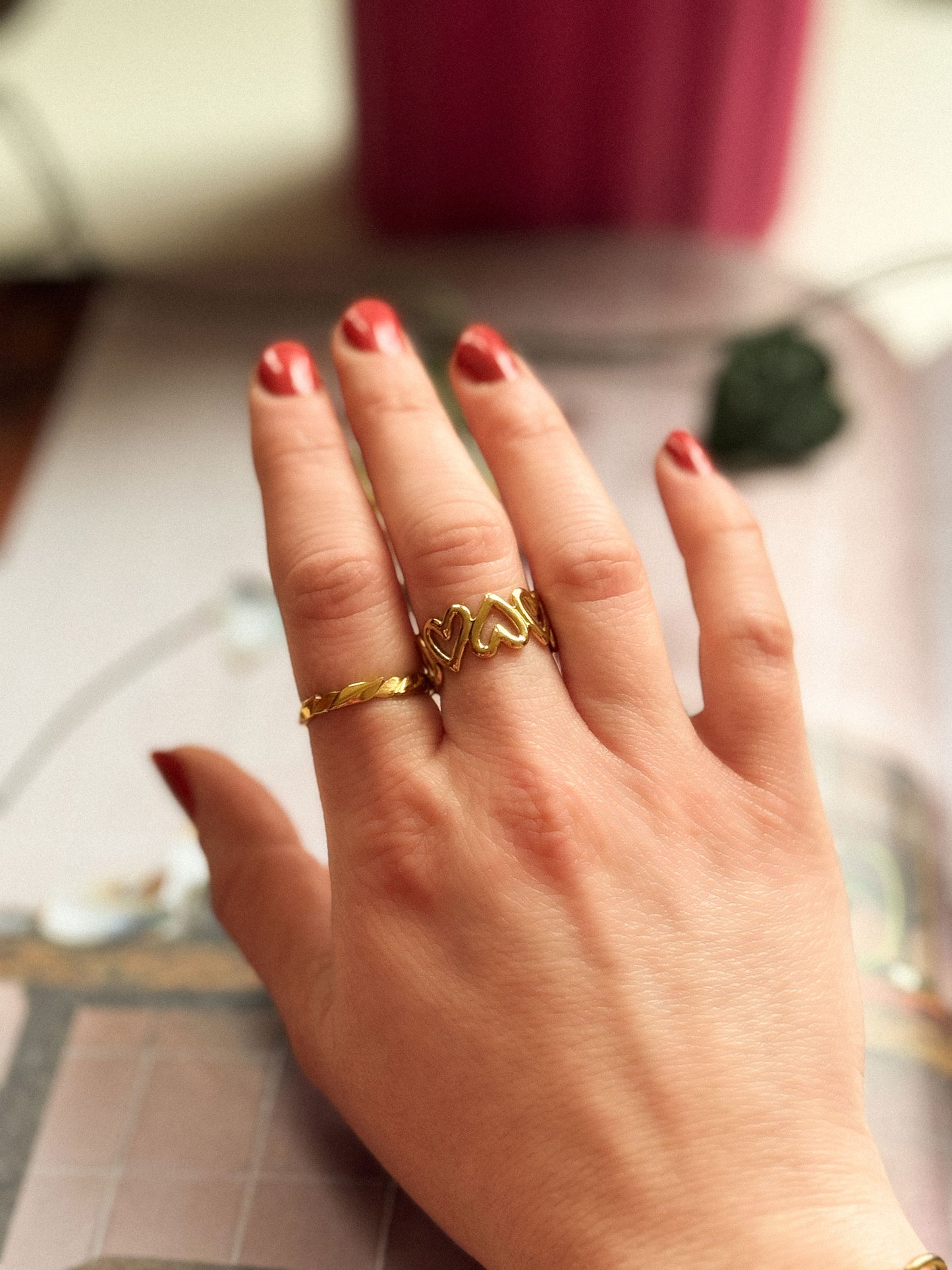 Gouden ring met open hartjes