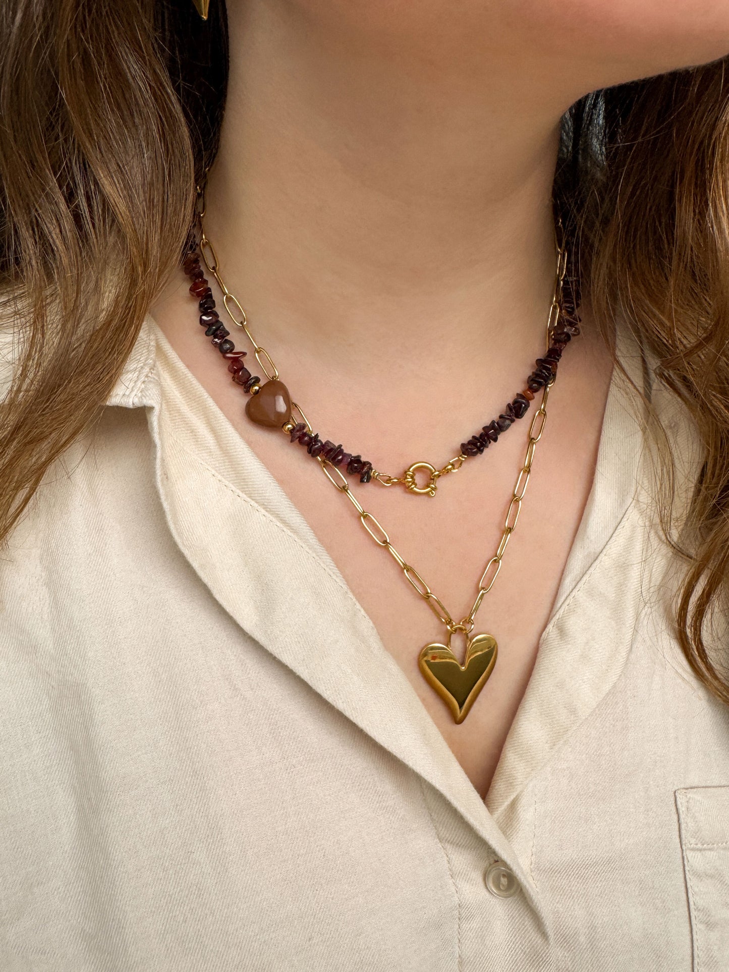 Bruine ketting met chipstonekralen en schakelketting met groot hart