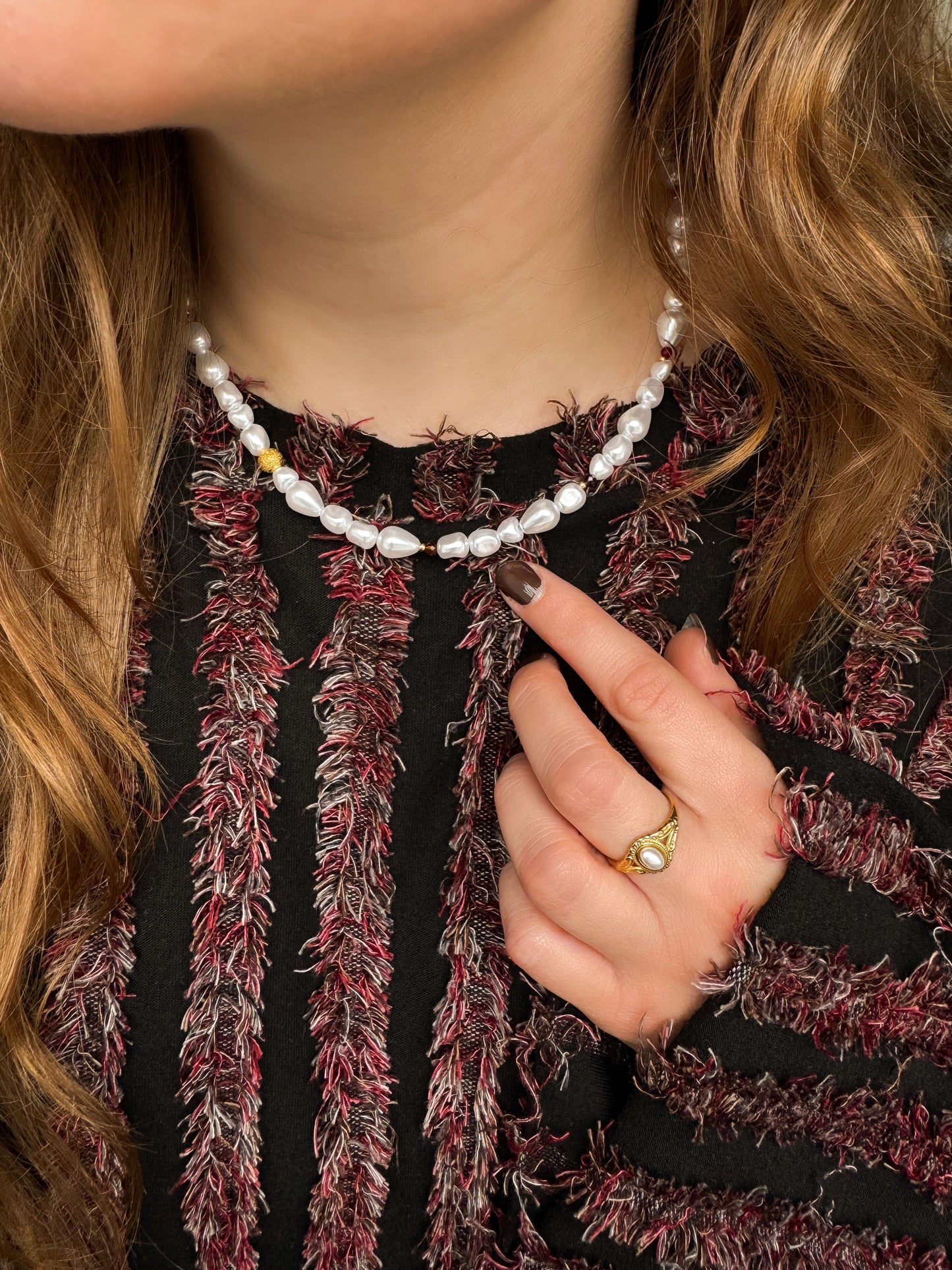 Klassieke parelketting met kleine gekleurde kralen