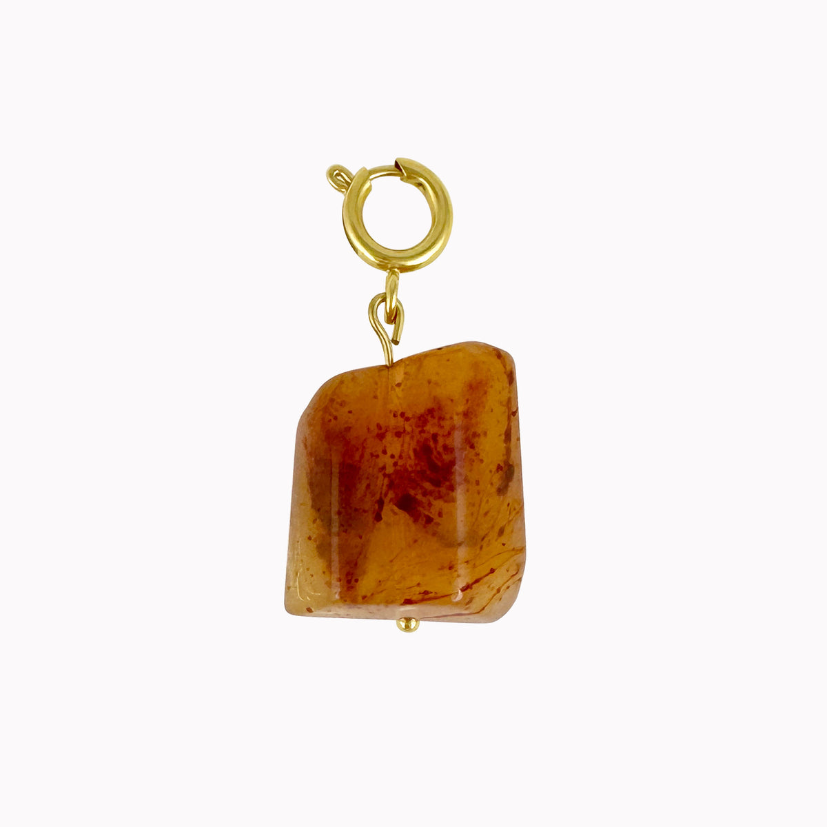 Bedel met grote bruine natuursteen in een onregelmatige vorm en warme amberkleurige tinten, met gouden sluiting.