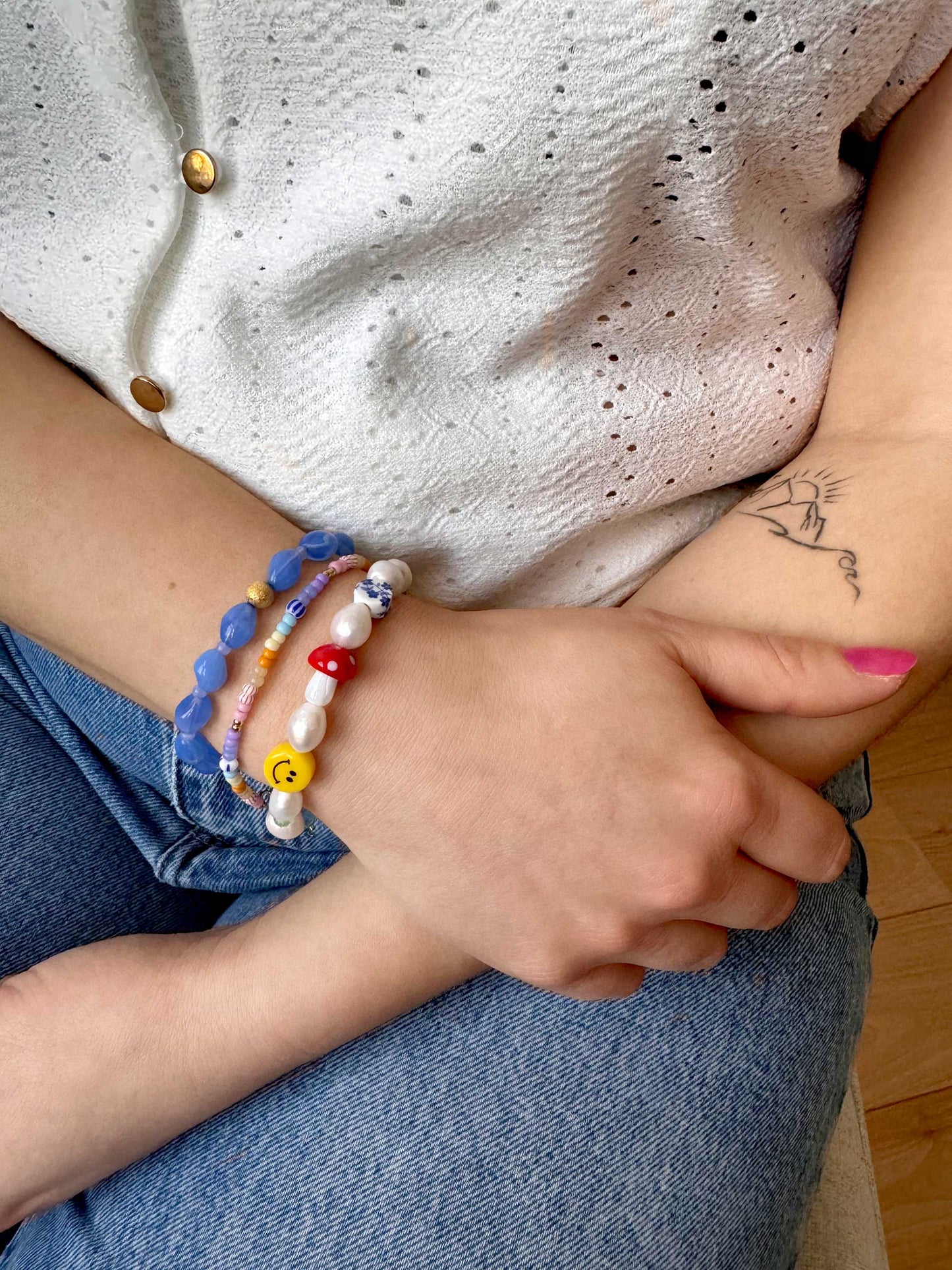 Statement armband met blauwe kralen en gouden kraal