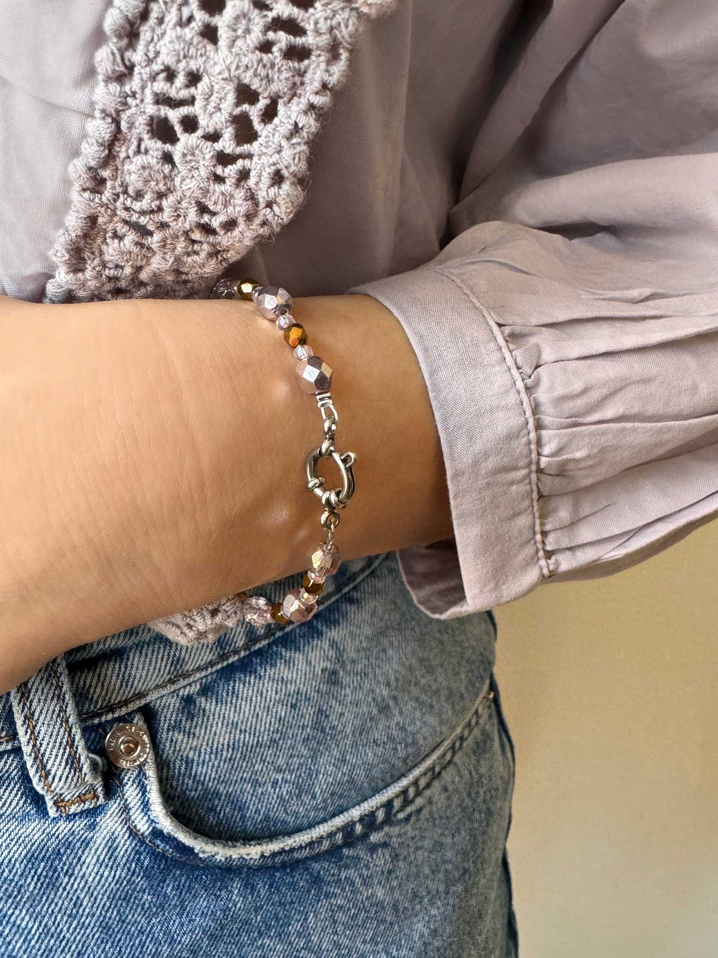 Shimmer Bracelet | Armband met metallic roze kralen en slotje