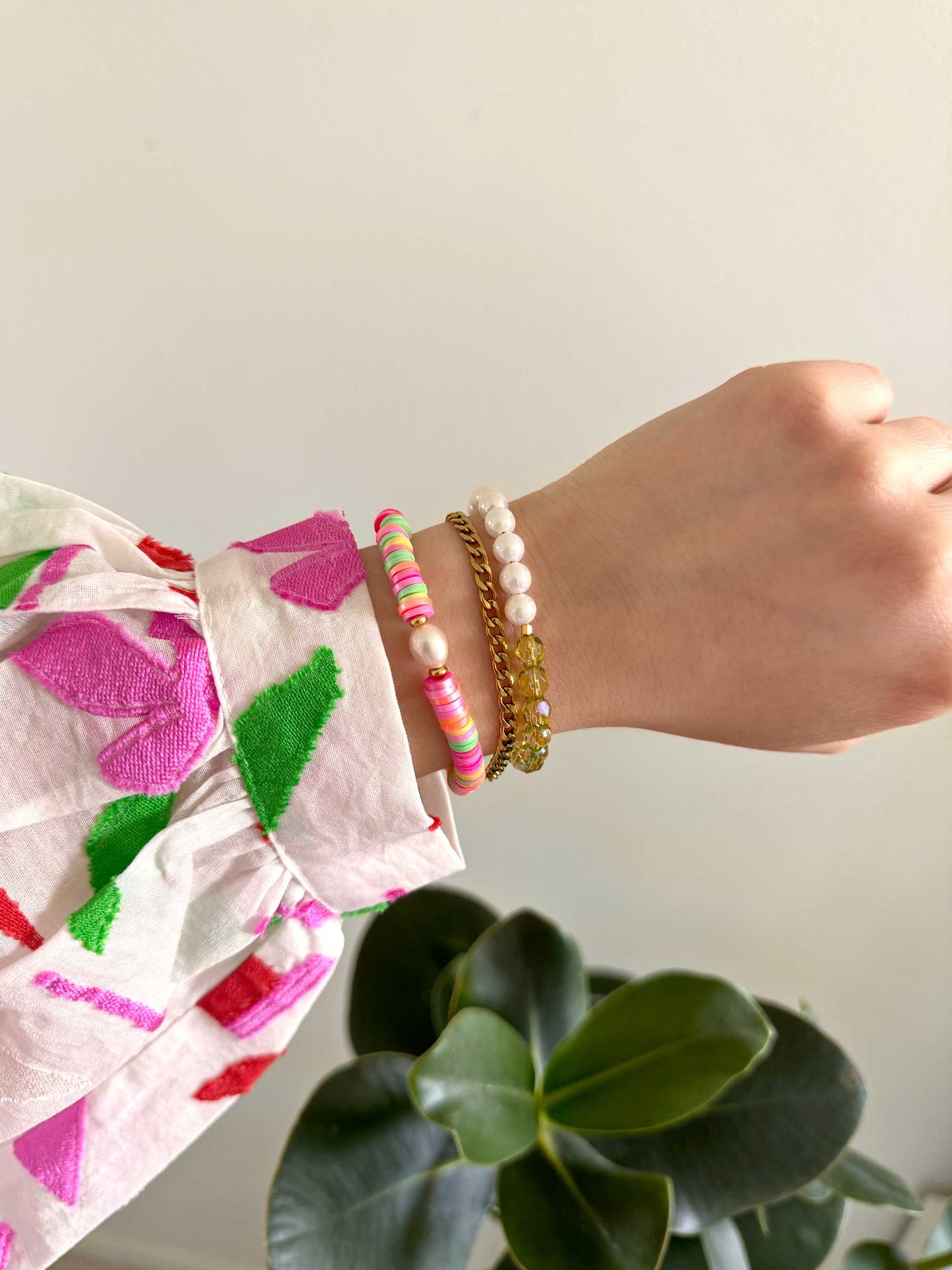 Gouden armband met groene en witte kralen