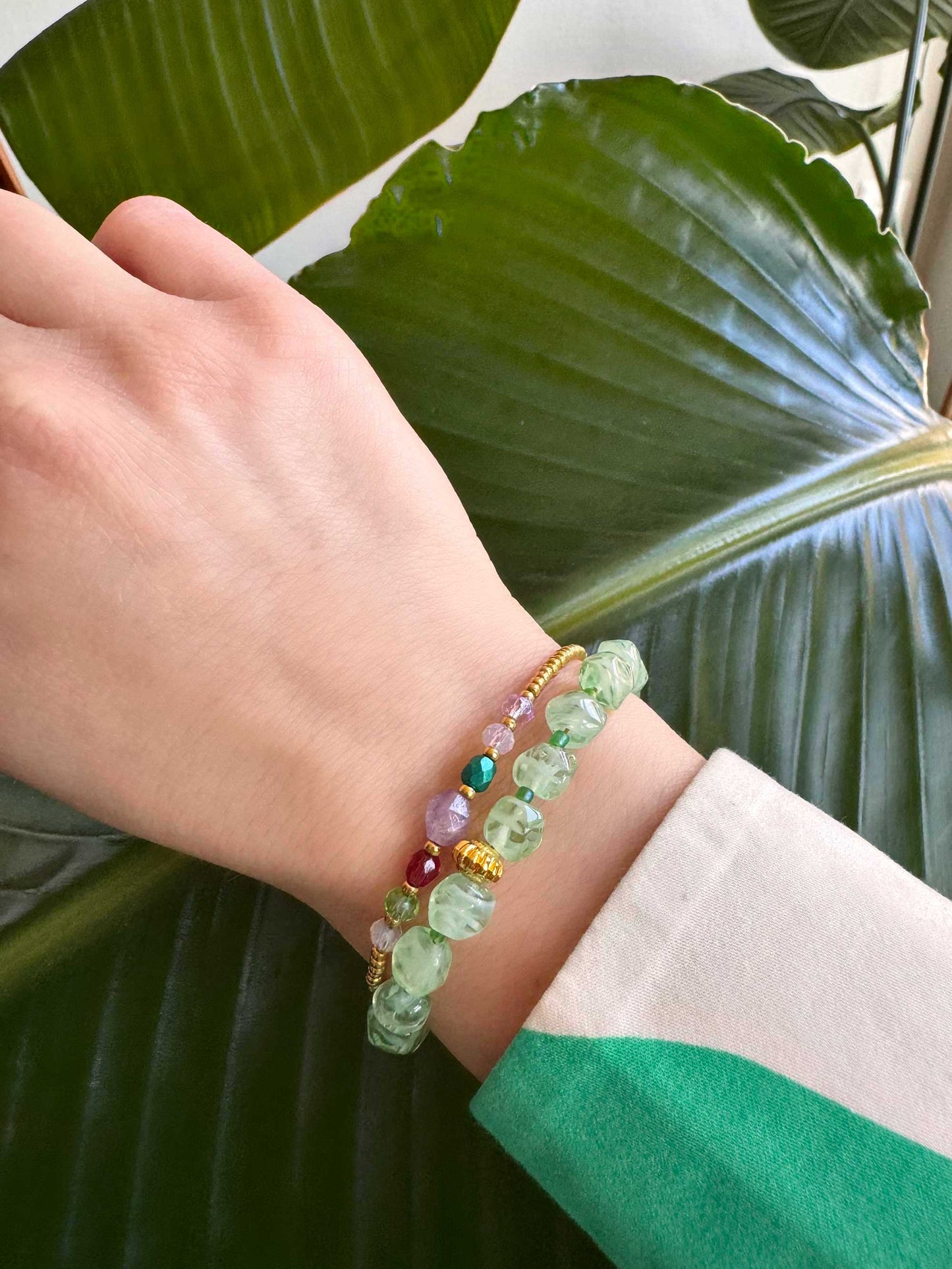 Gouden kralen armband met groene gemêleerde kralen