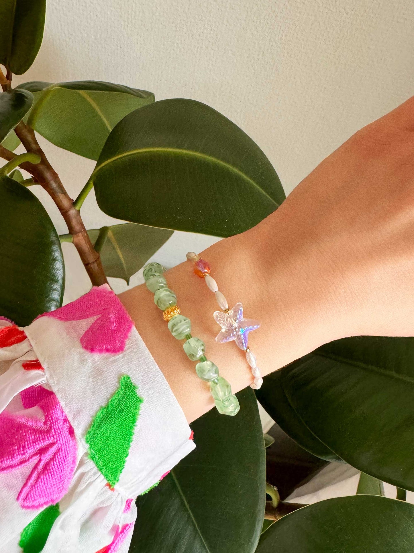 Witte armband met zeester en gekleurde kralen