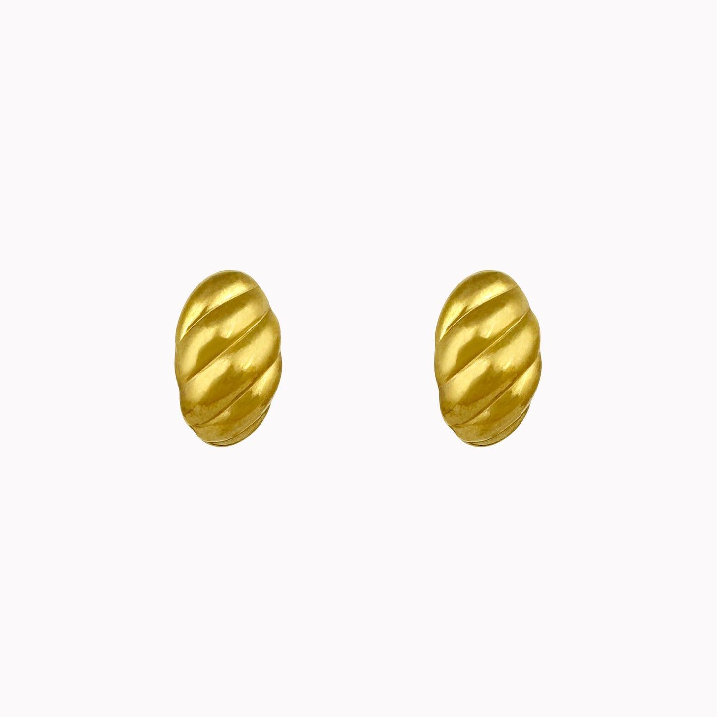 Gouden ovale oorstekers met ribbelstructuur