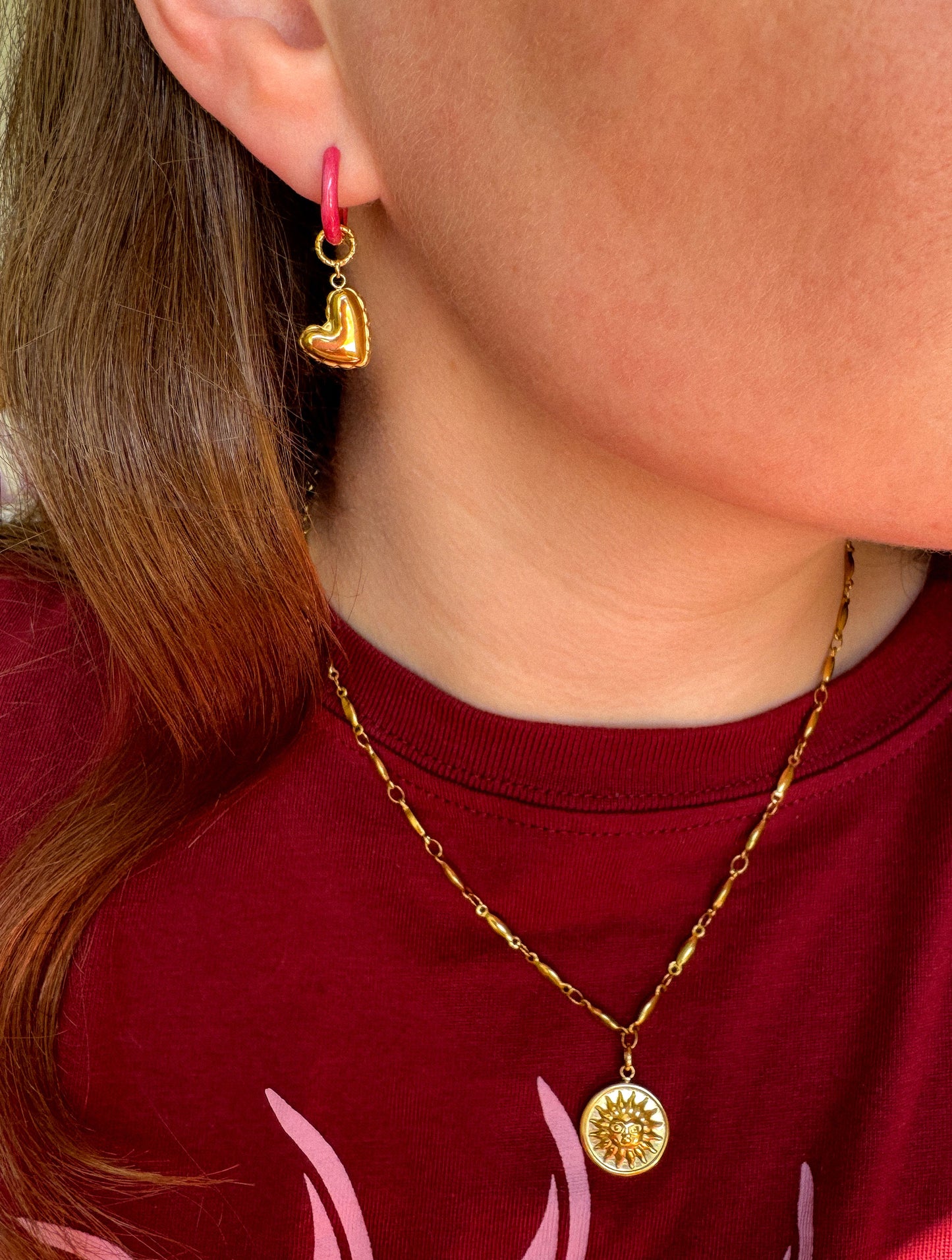 Roze enamel oorringen met hartjes bedel