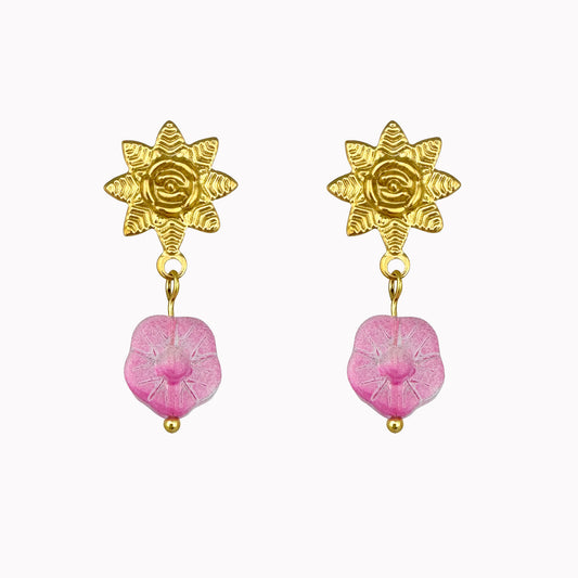 Gouden oorbellen met roze bloem