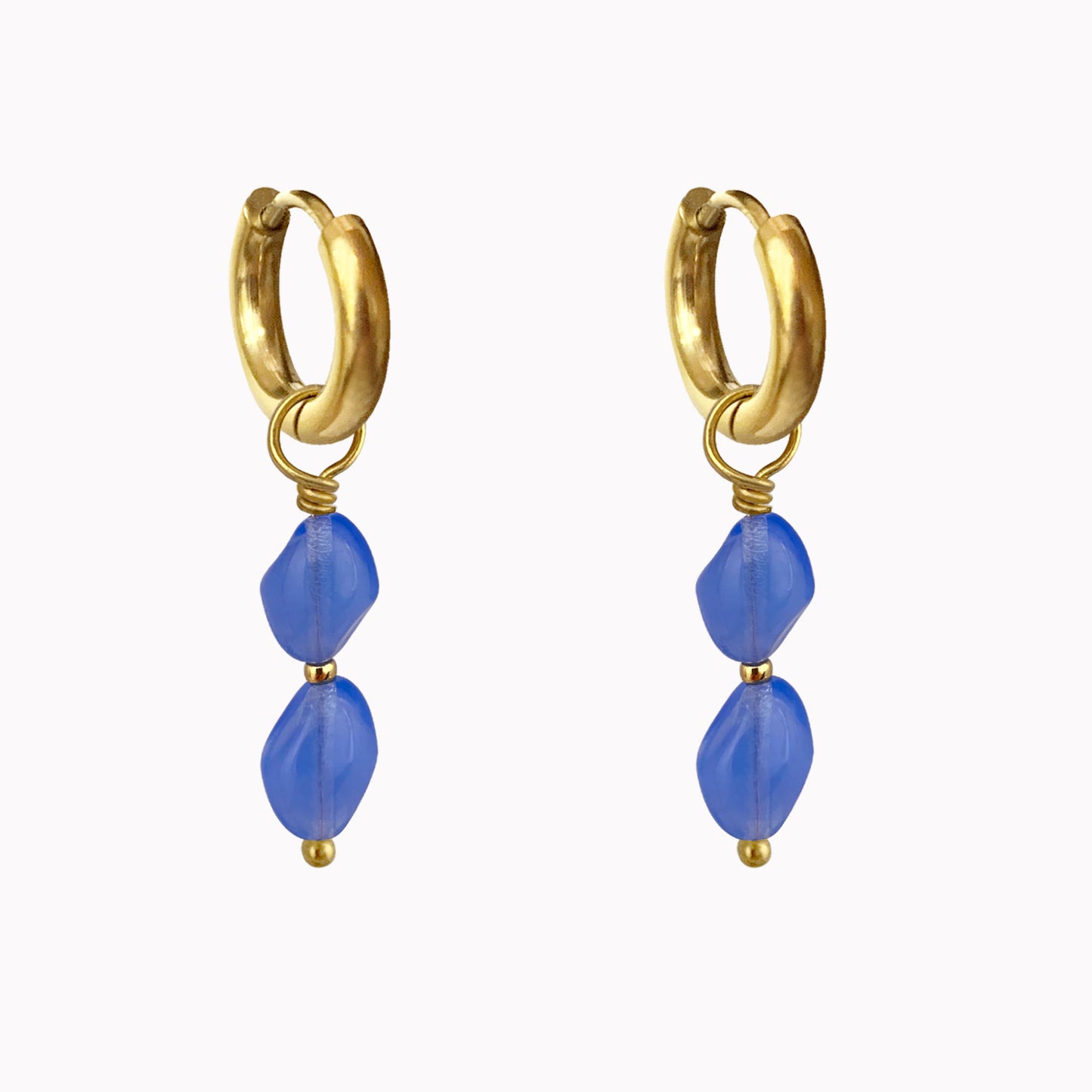 Gouden oorringen met blauwe kralen
