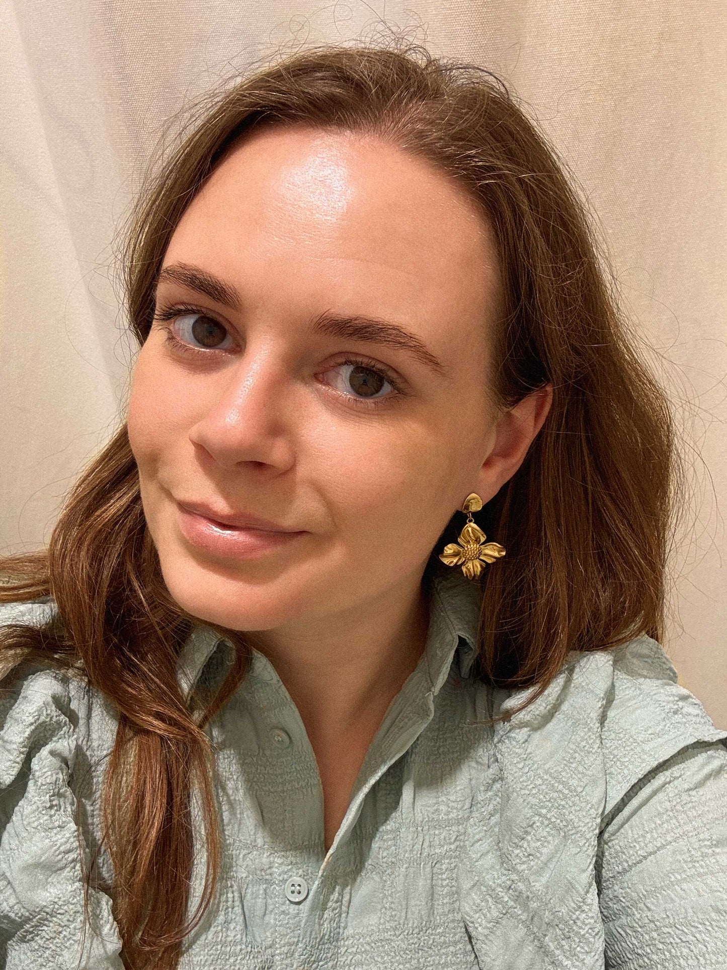 Gouden statement oorbellen met tropische bloem