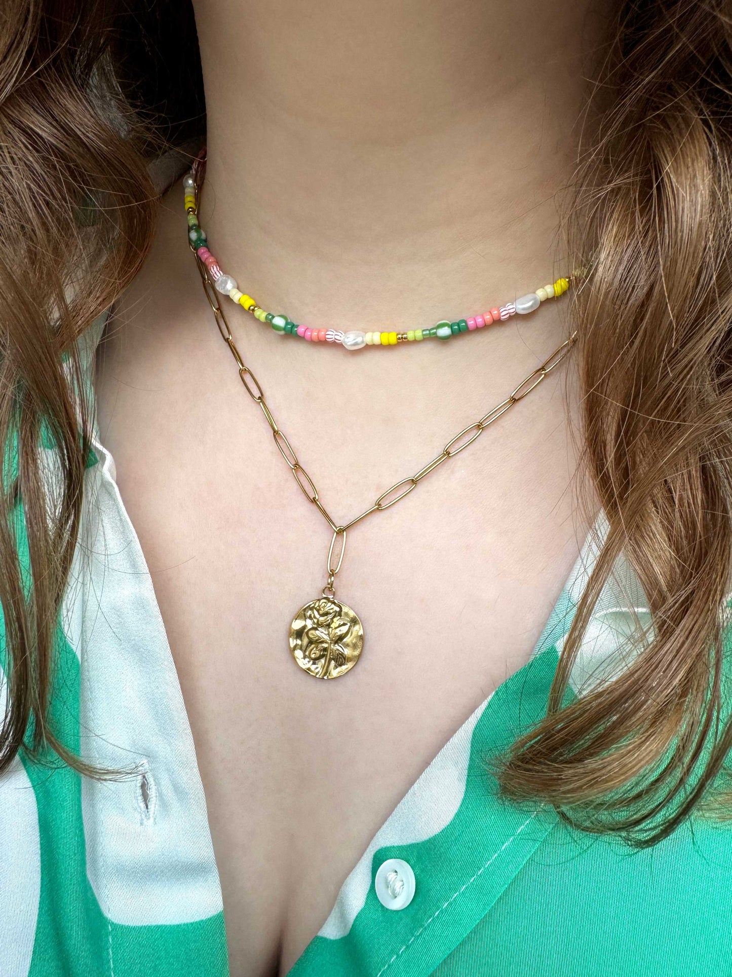 Tropische kralen ketting met parels en gestreepte kralen roze groen geel