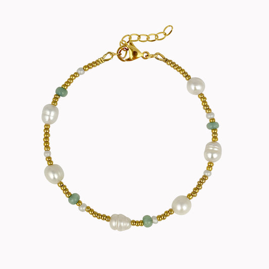 Gouden kralen armband met parels en groene details