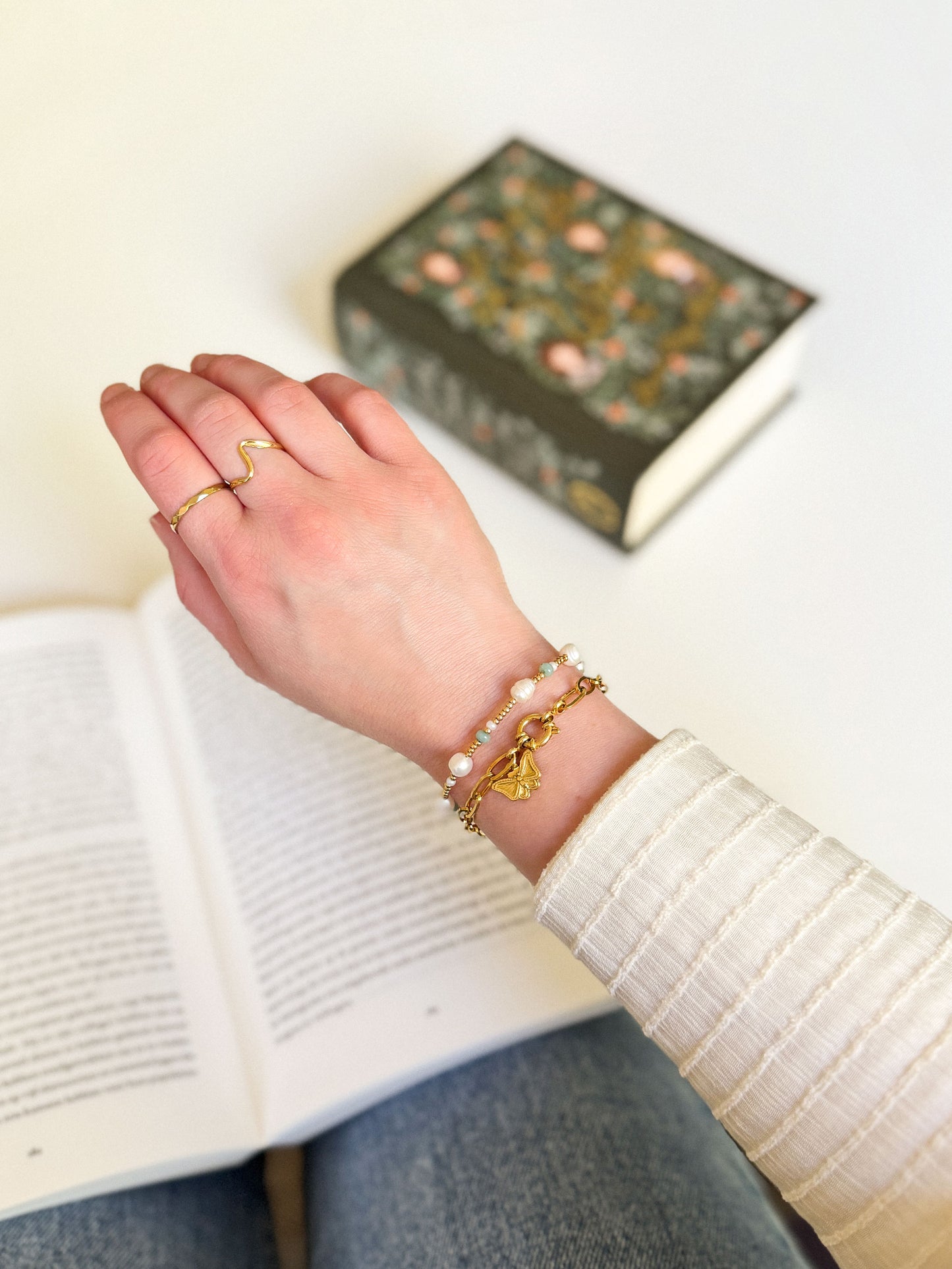 Kralen armband met parels en schakelarmband met vlinder bedel