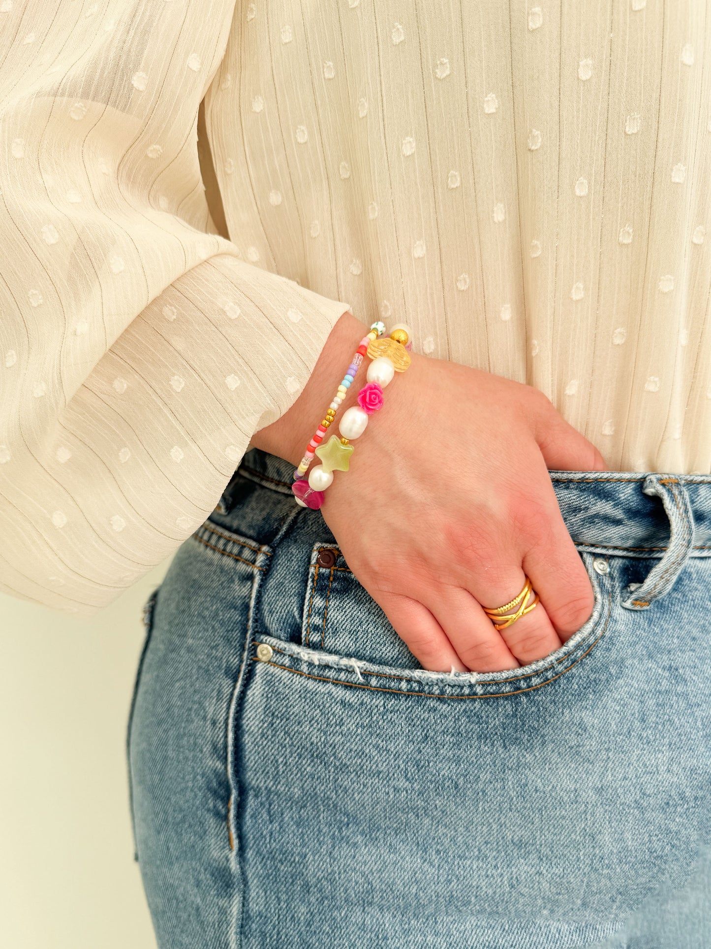 Kleurrijke armbanden met parels en regenboog kralen