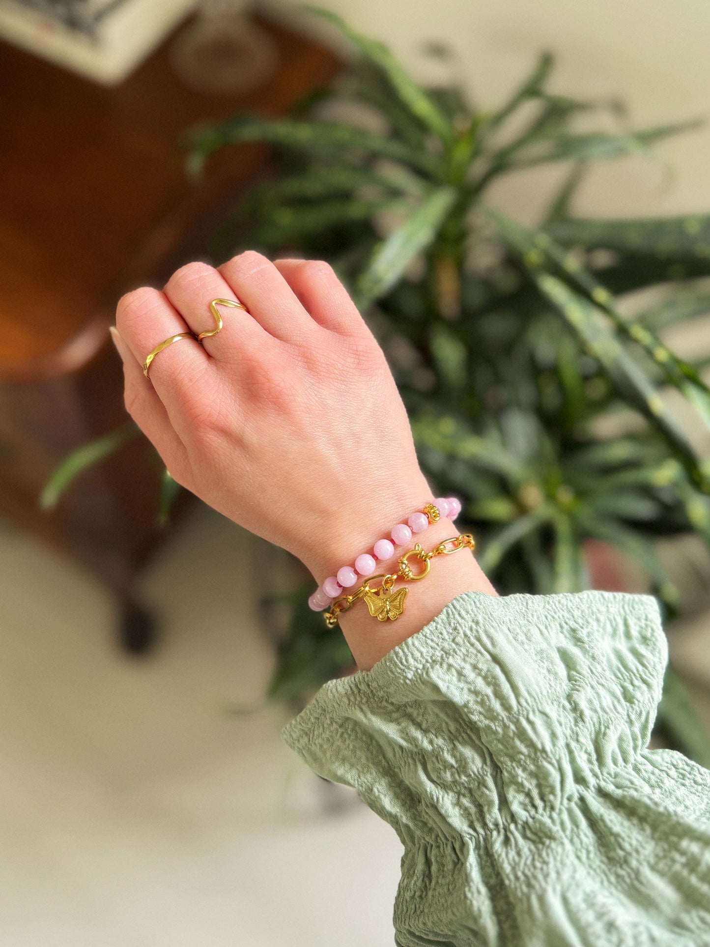 Armbanden set met vlinder bedel en roze kralen