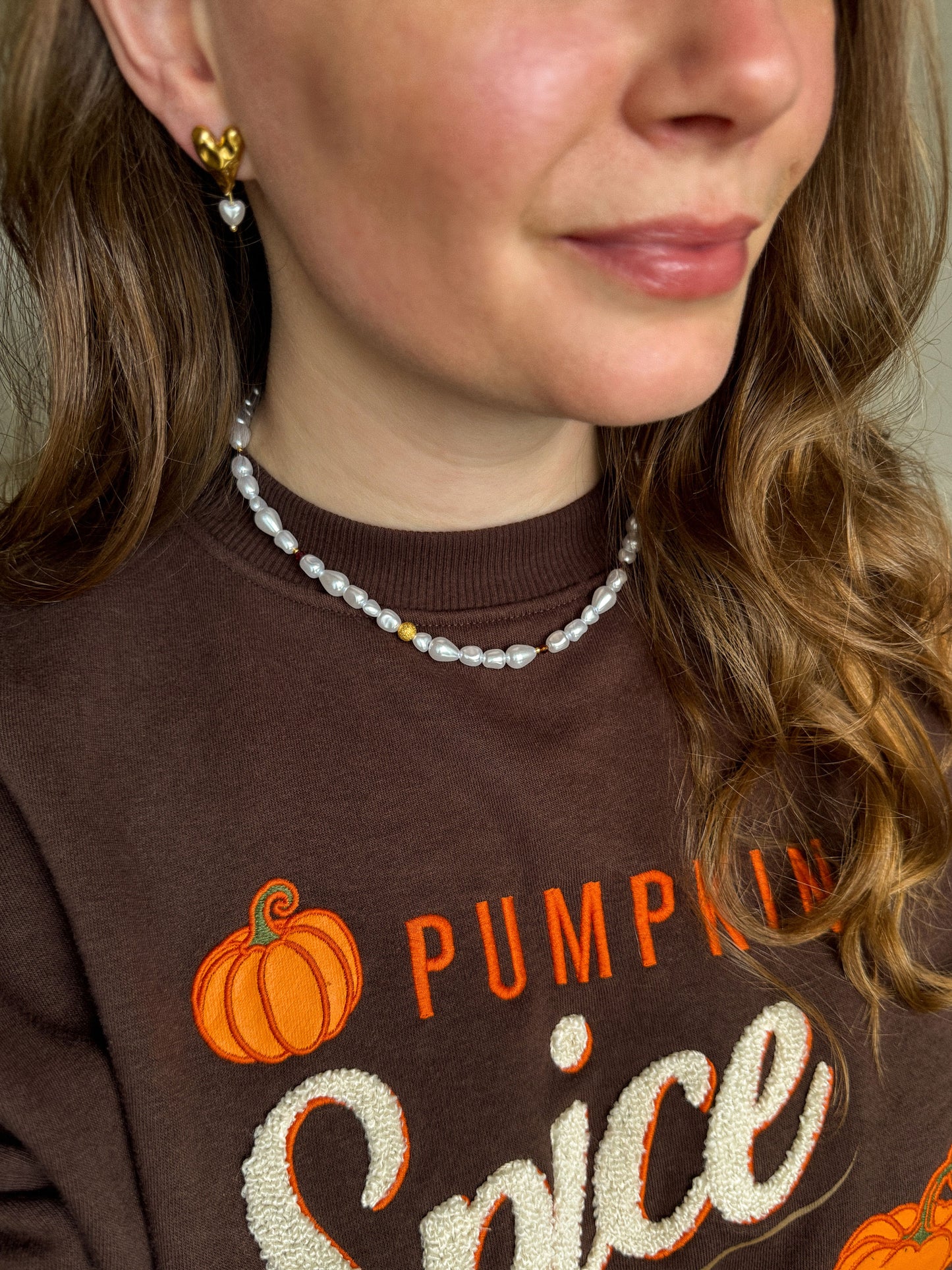 Gouden oorbel met hartje en parel