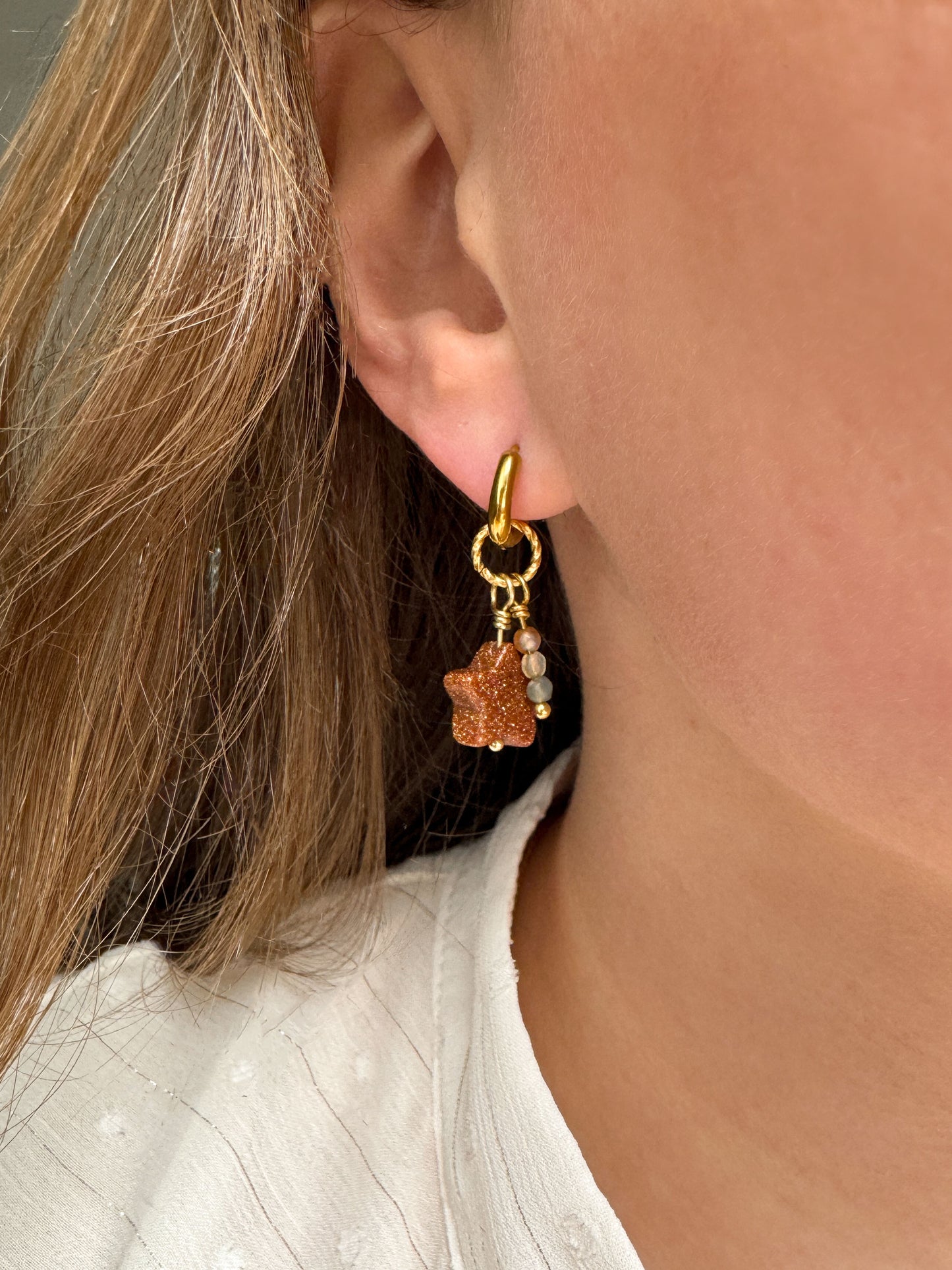 Gouden oorringen met bruine sterbedel