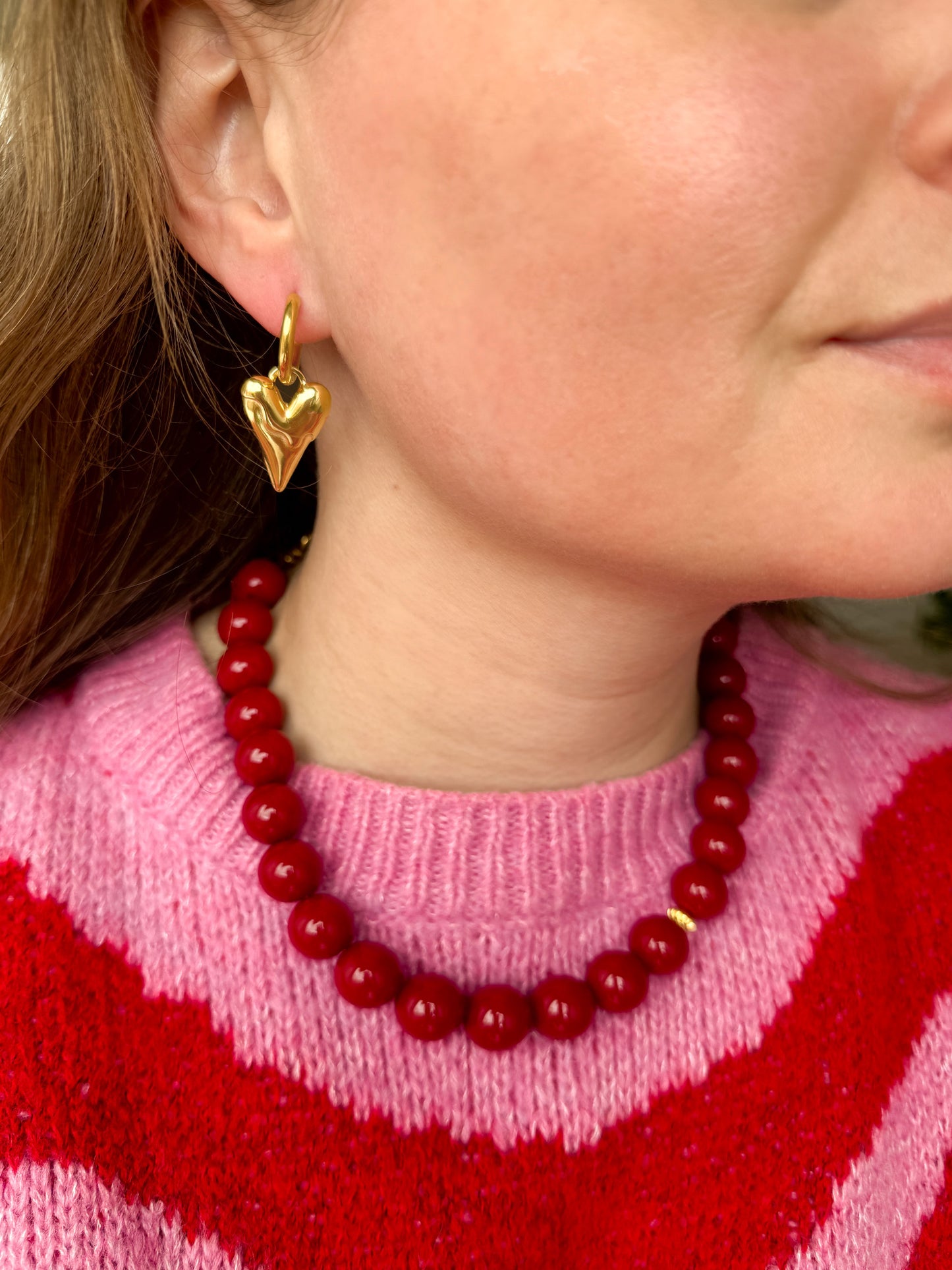 Gouden oorringen met hartjes bedel