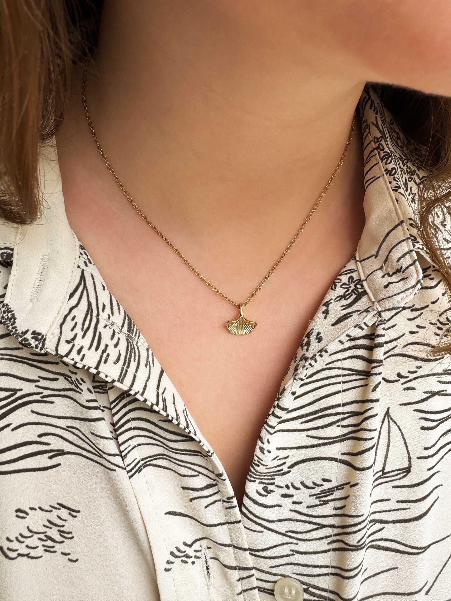 Minimalistische ketting met ginko blad goudkleurig