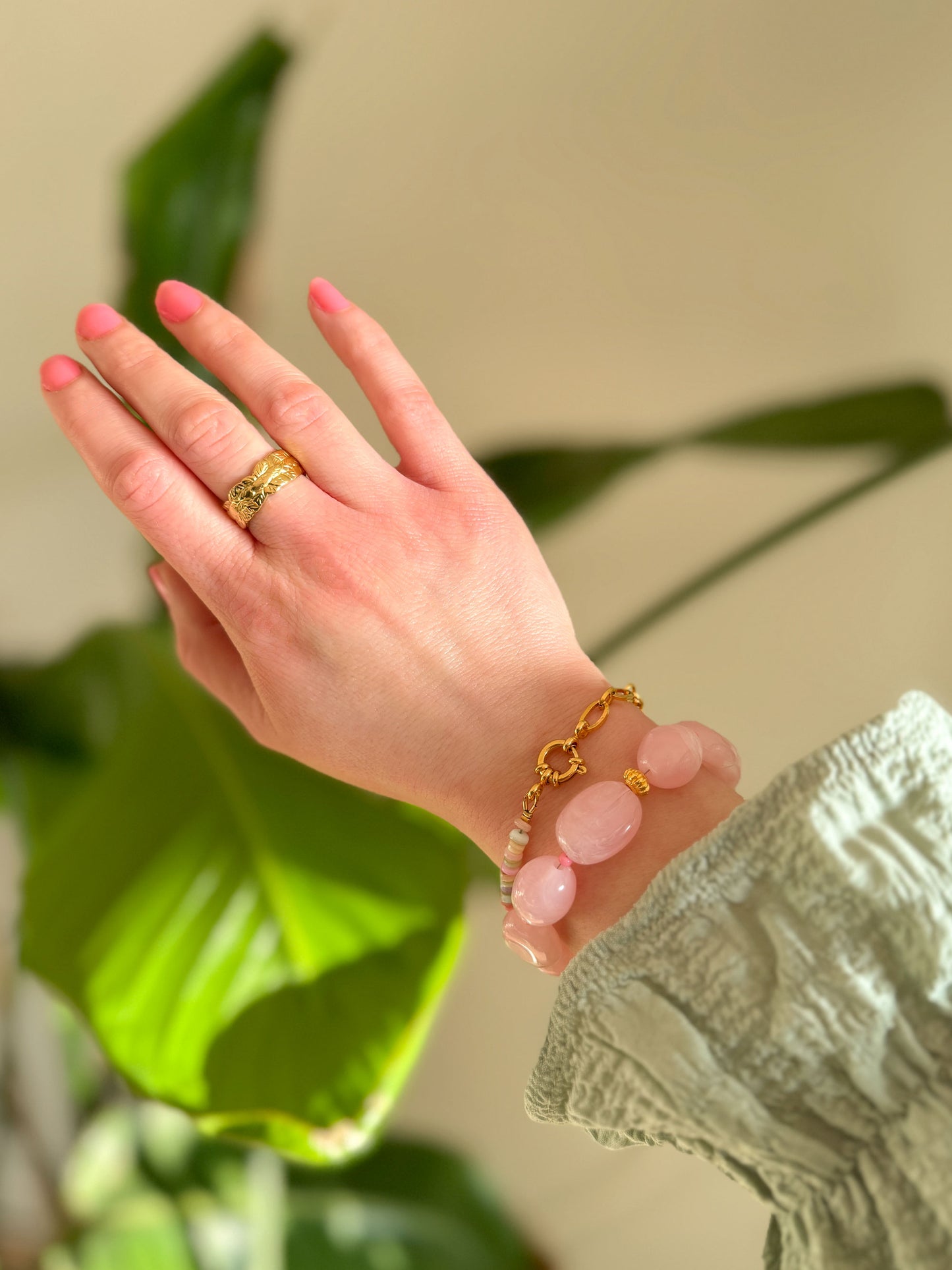 Statement armbanden met roze kralen en schakelketting