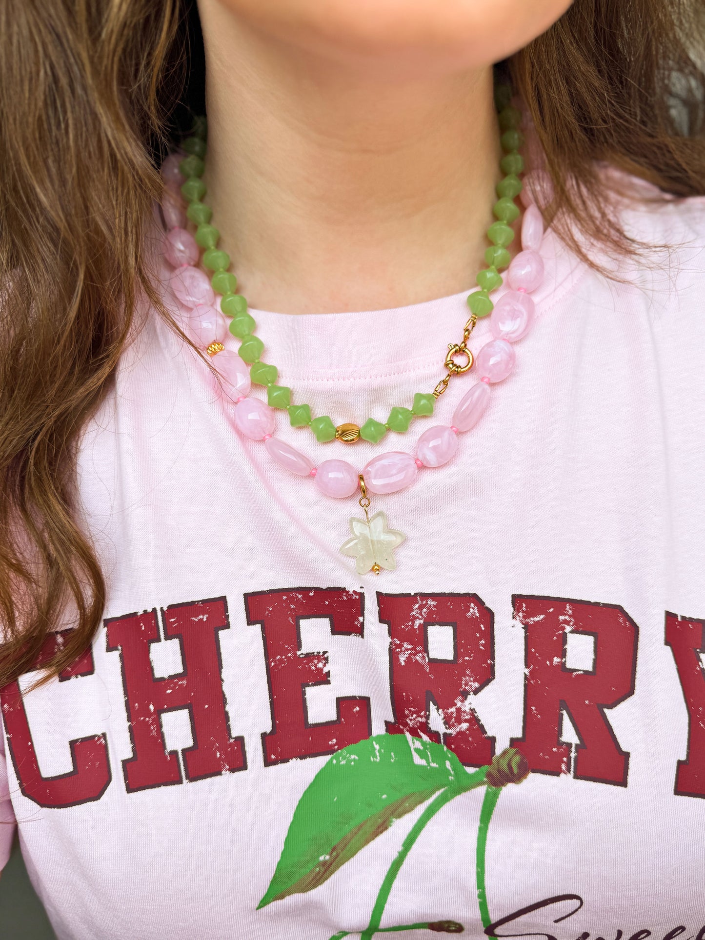 Groene en roze statement ketting met groene bloem bedel